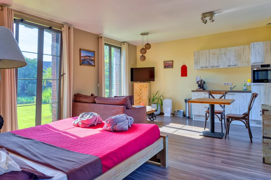 Pièce de vie lumineuse du cottage Le Tréport avec lit double, salon et cuisine équipée