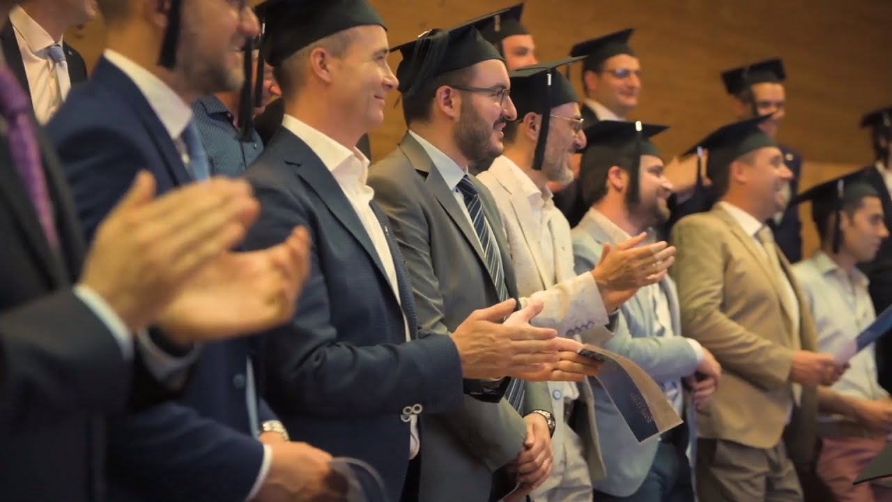 Cerimonia di laurea: laureandi in toga applaudono durante la proclamazione