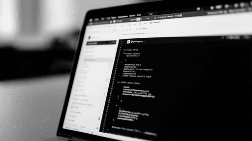 Ung man vid skrivbordet