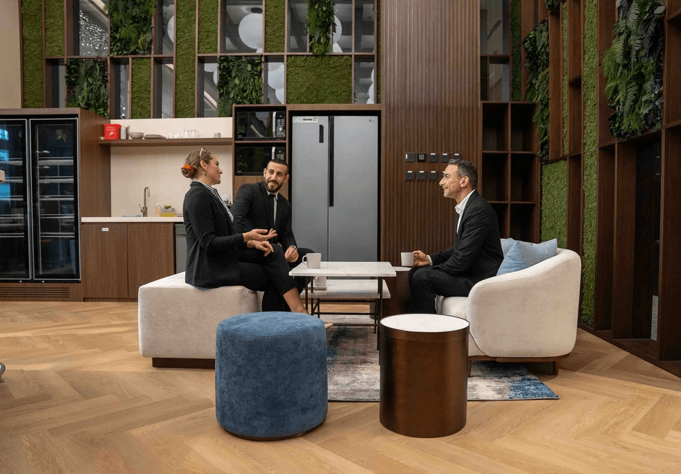 High-end business lounge with a collaborative work environment, perfect for strategy sessions and client meetings.