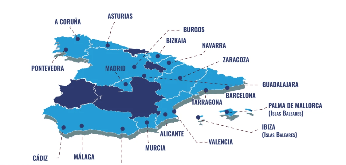 Equipo de Global Container trabajando con contenedores marítimos