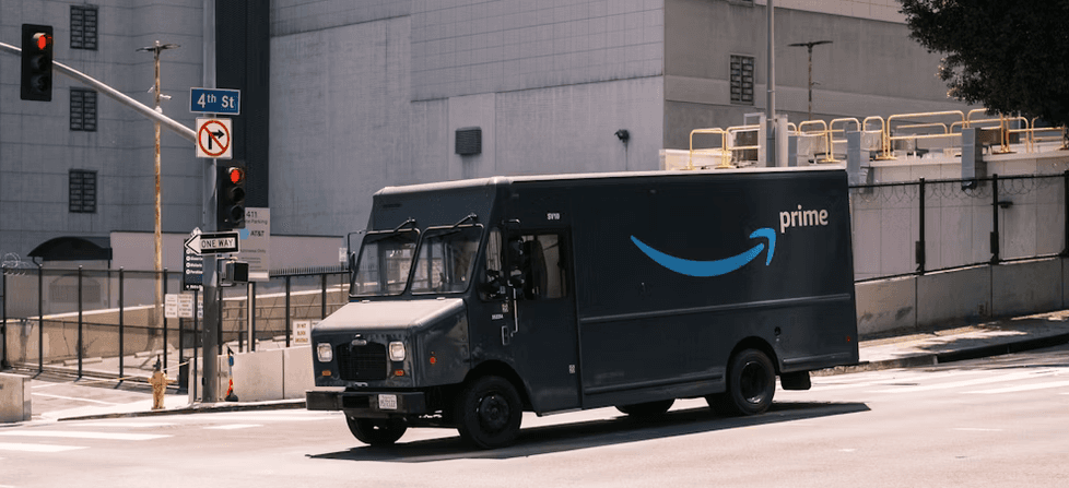 Un camion de livraison Amazon Prime à l'arrêt à un carrefour urbain