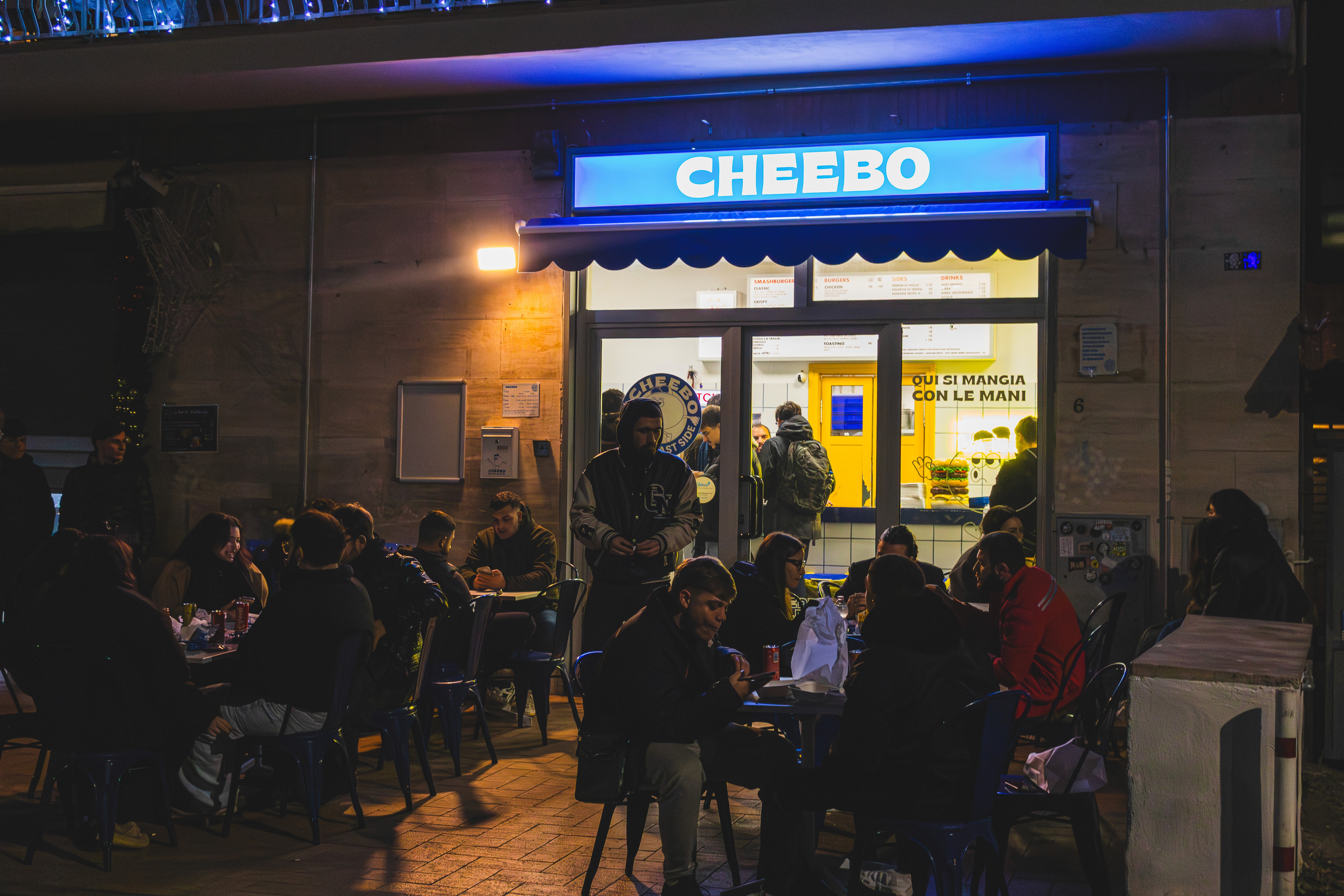 Vieni a provare i nostri burgers, smashburgers da Cheebo a Roma Est. Nello specifico a La Rustica