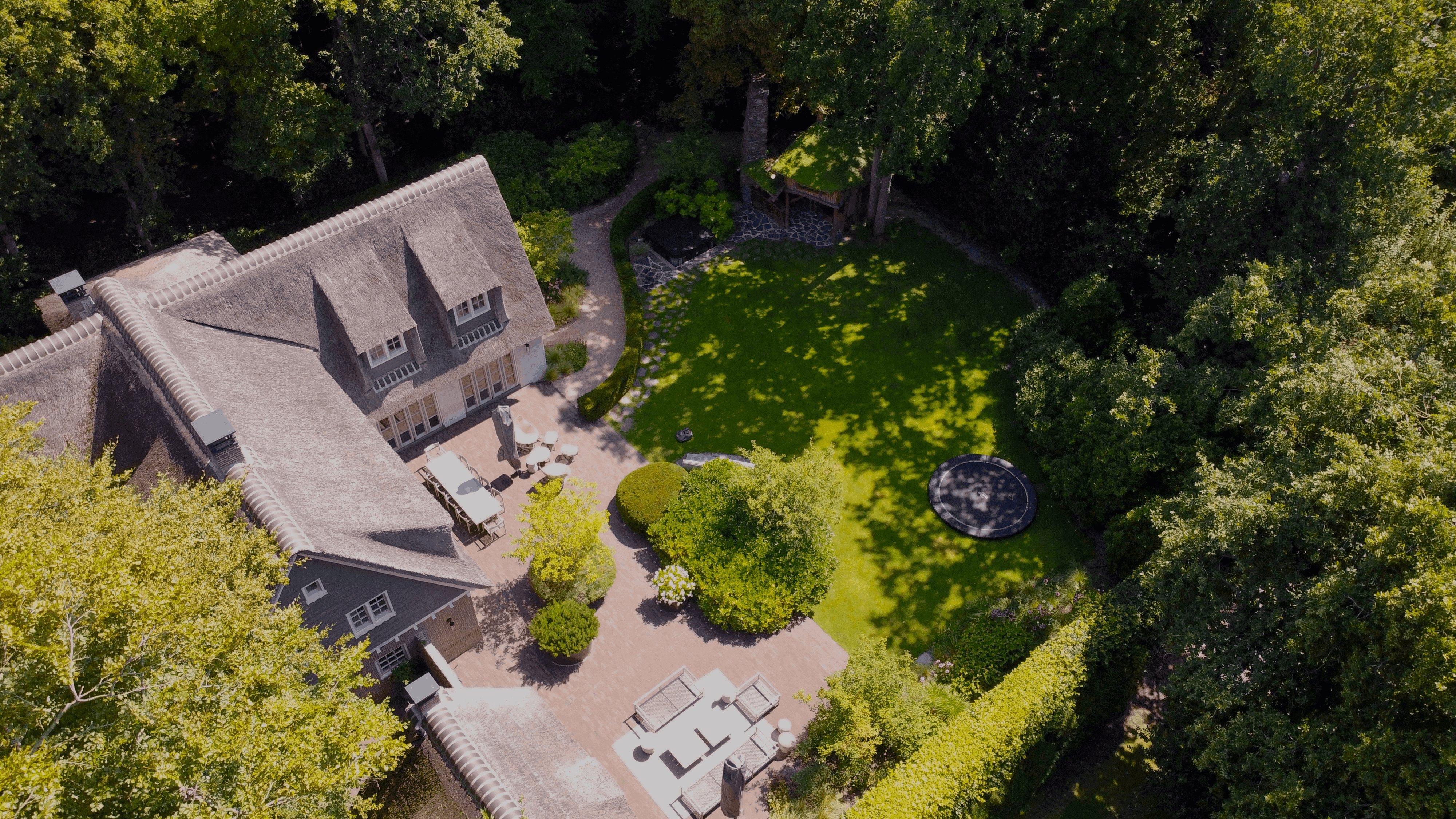 sfeervol tuinontwerp met overkapping en staptegels met beplanting