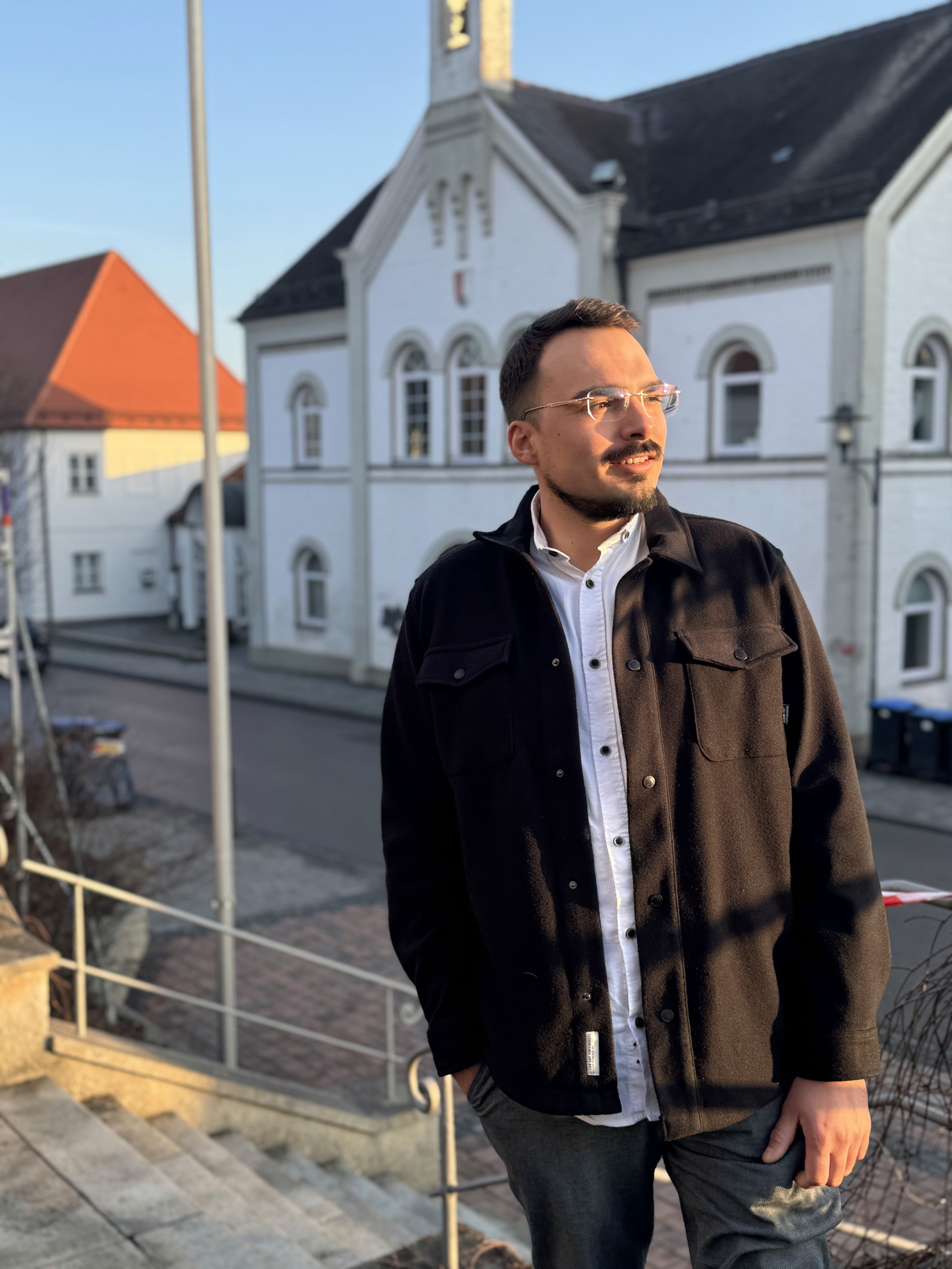 Joachim Schimming vor dem Rathaus in Dinkelscherben