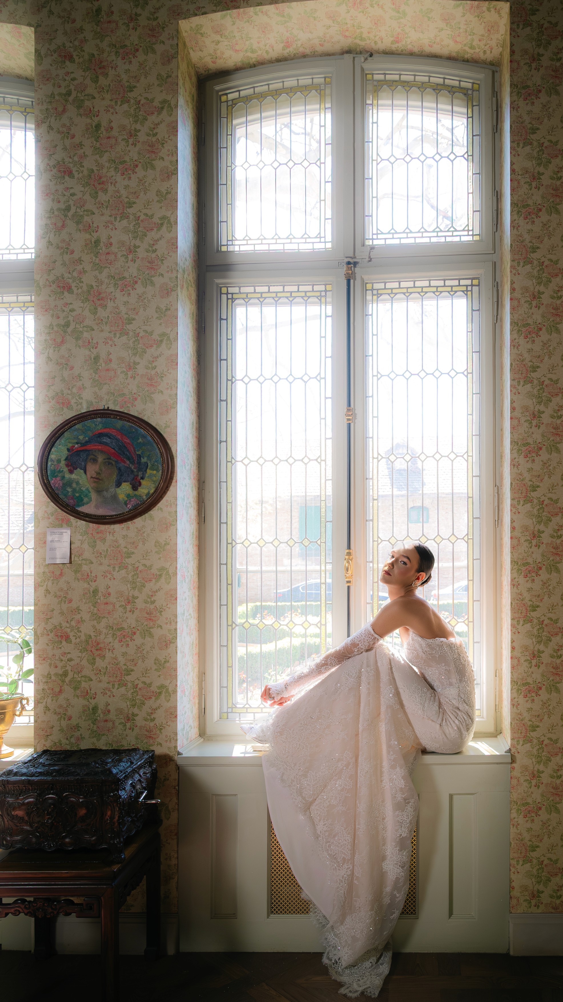 mireasă în rochie de nuntă lângă fereastră, lumină caldă, Domeniul Manasia, fotografie de nuntă artistică