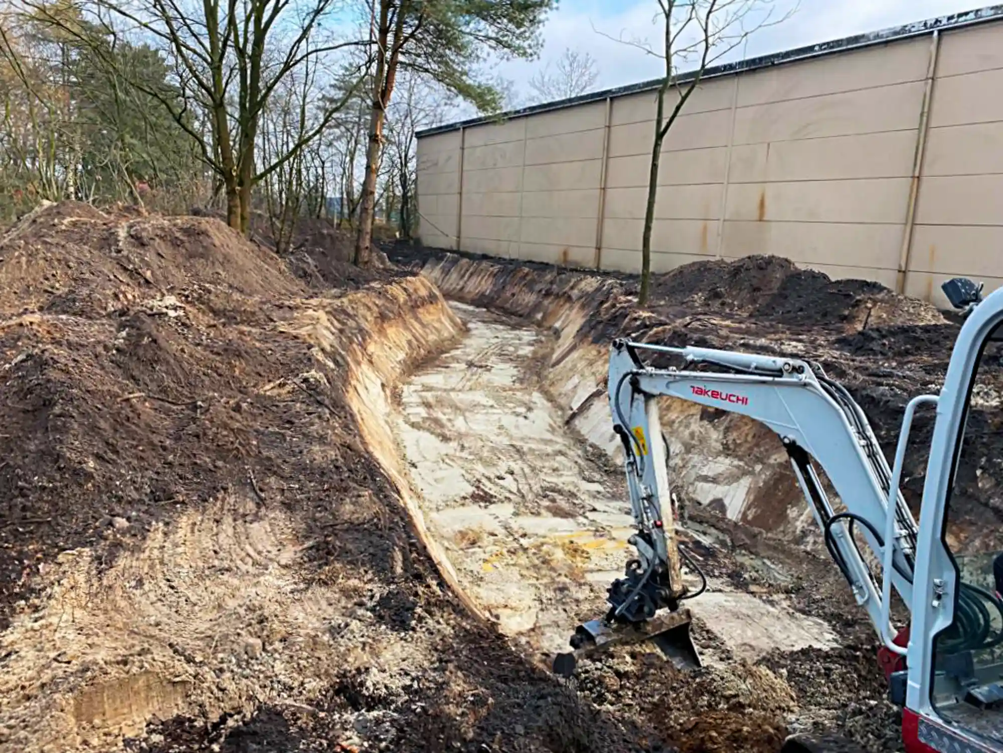 Van uitgravingen tot rioleringswerken: wij zorgen voor een stevige fundering voor elk tuinproject. Efficiënt, vakkundig en betrouwbaar uitgevoerd.