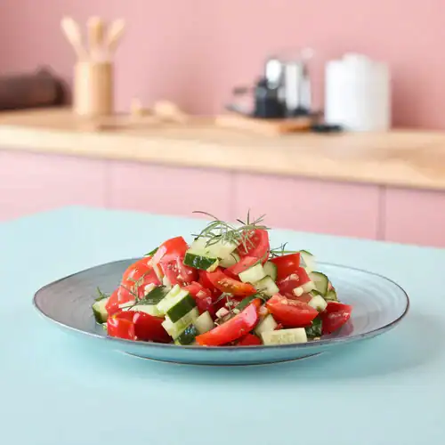Tomaten-komkommersalade met dille uit het 5 Day Fast menu.