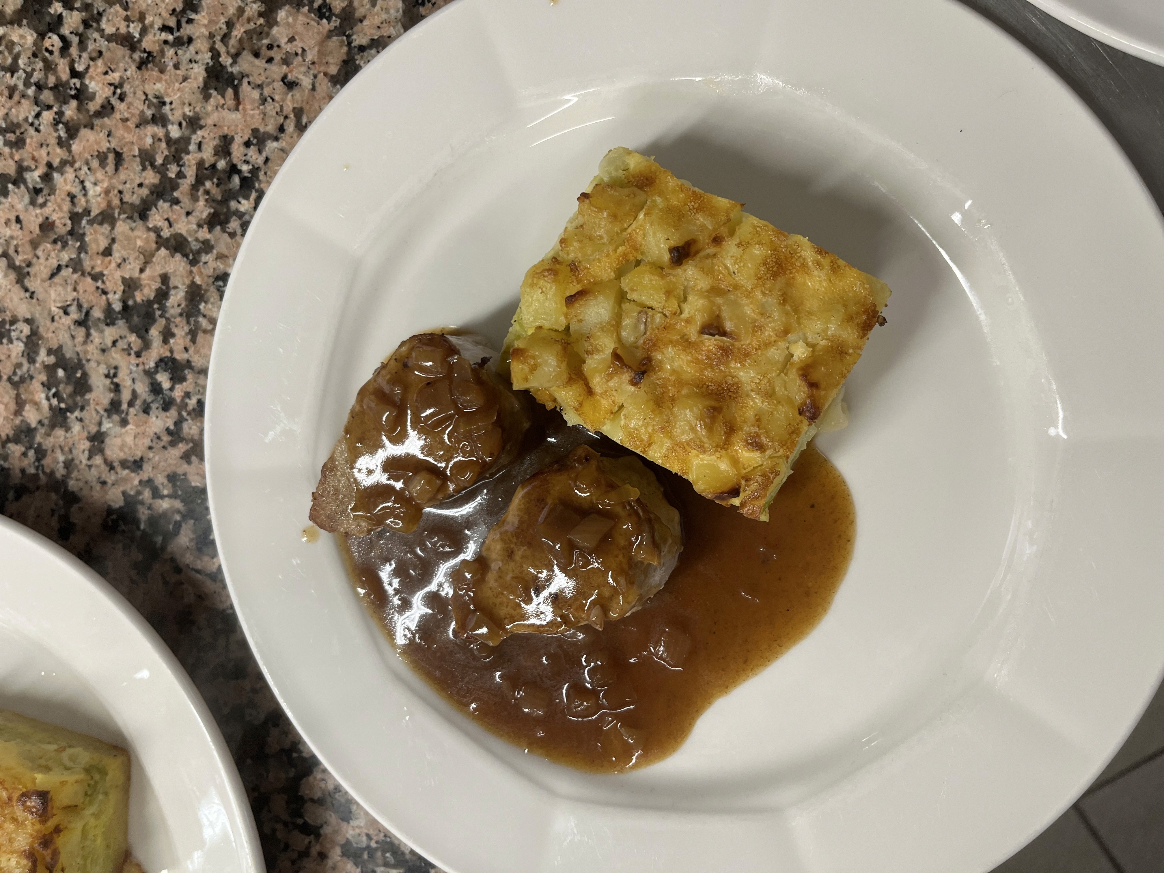 Schweinefilet mit Kartoffel-Spitzkoh-Tarte und Zwiebeljus