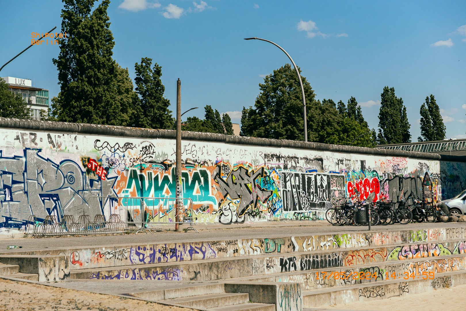 Section du Mur de Berlin couverte de graffitis colorés.  