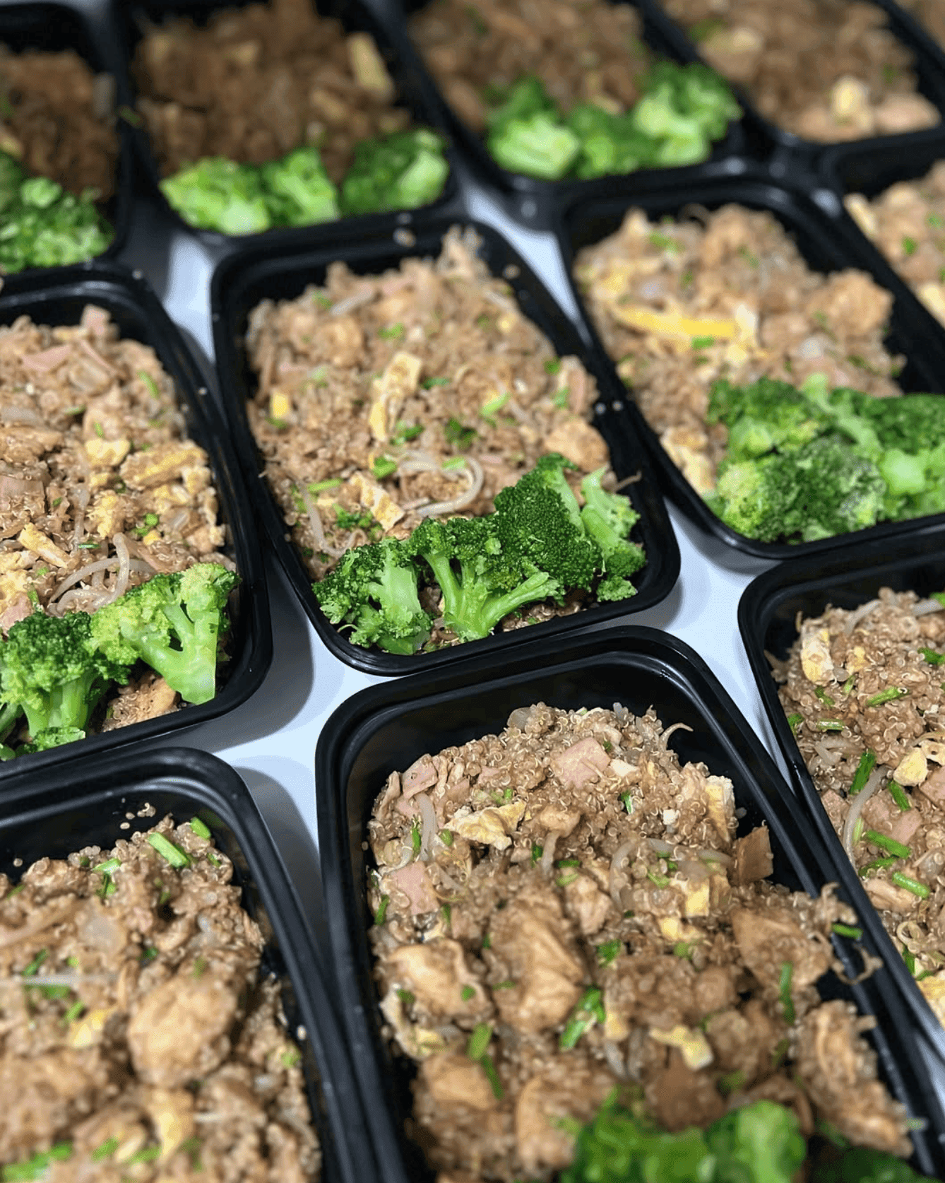 Quinoa salteada al estilo oriental con pollo, huevo y brócoli al vapor.