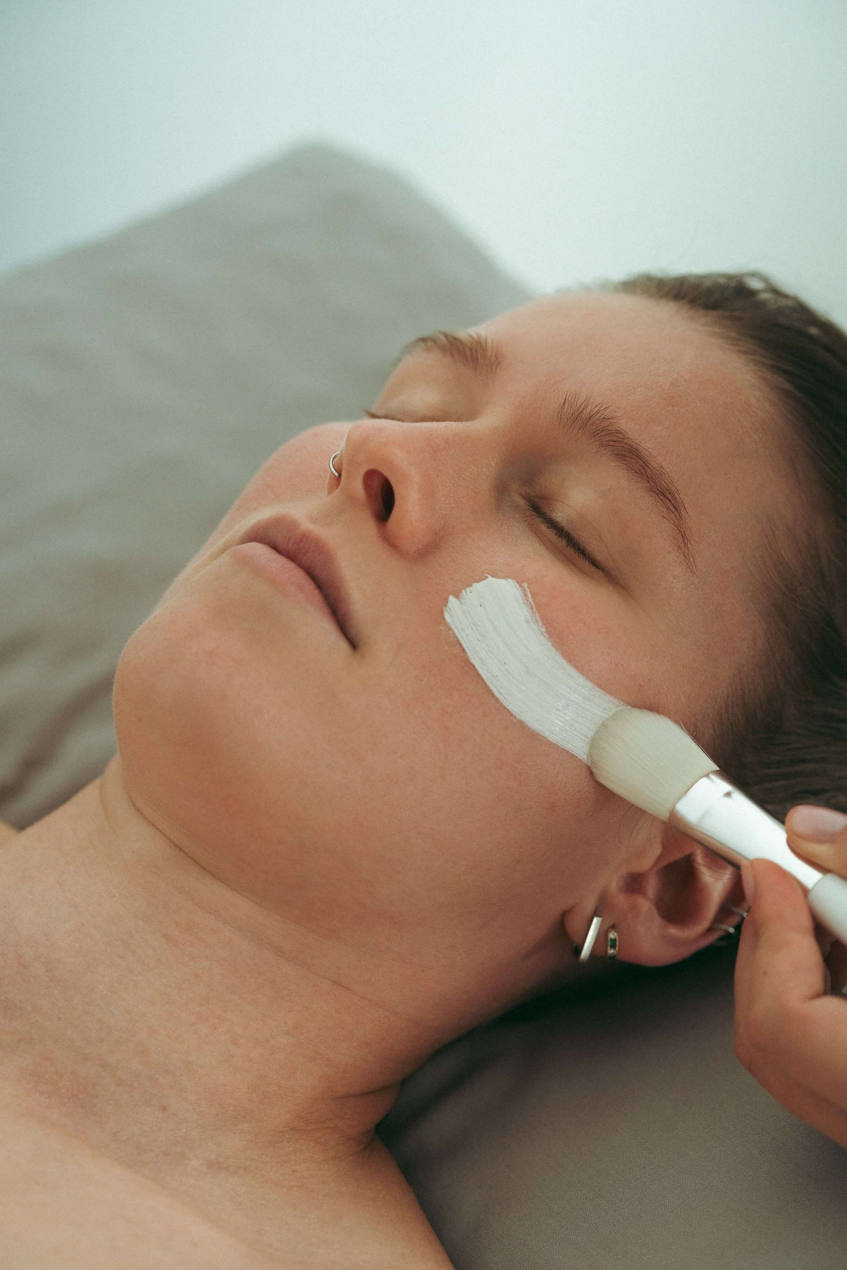 Une mère profitant d’un soin du visage relaxant.