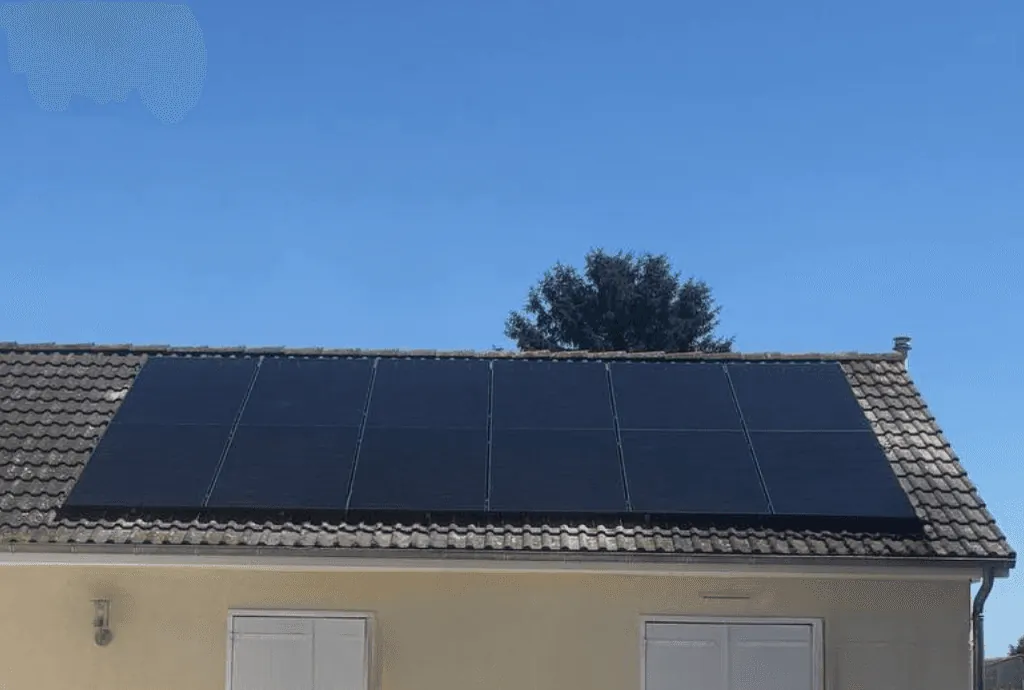 Photo d'une maison à Arçay équipée de panneaux photovoltaïques dont l'installation a été faite par Solarock.