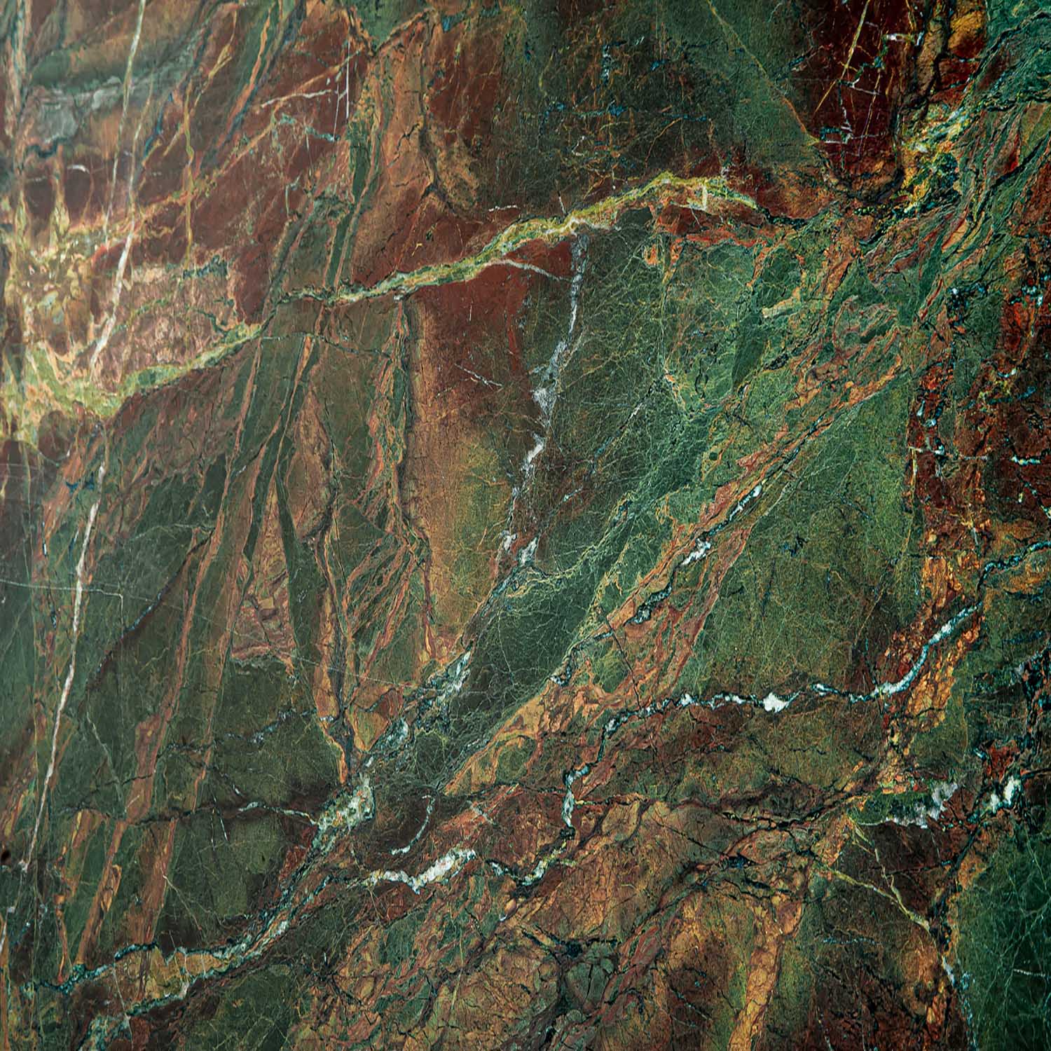 Geschliffene Granitplatte mit roten und grünen Farbtönen.