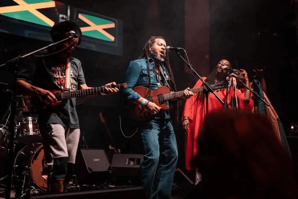 men's gray crew-neck t-shirt