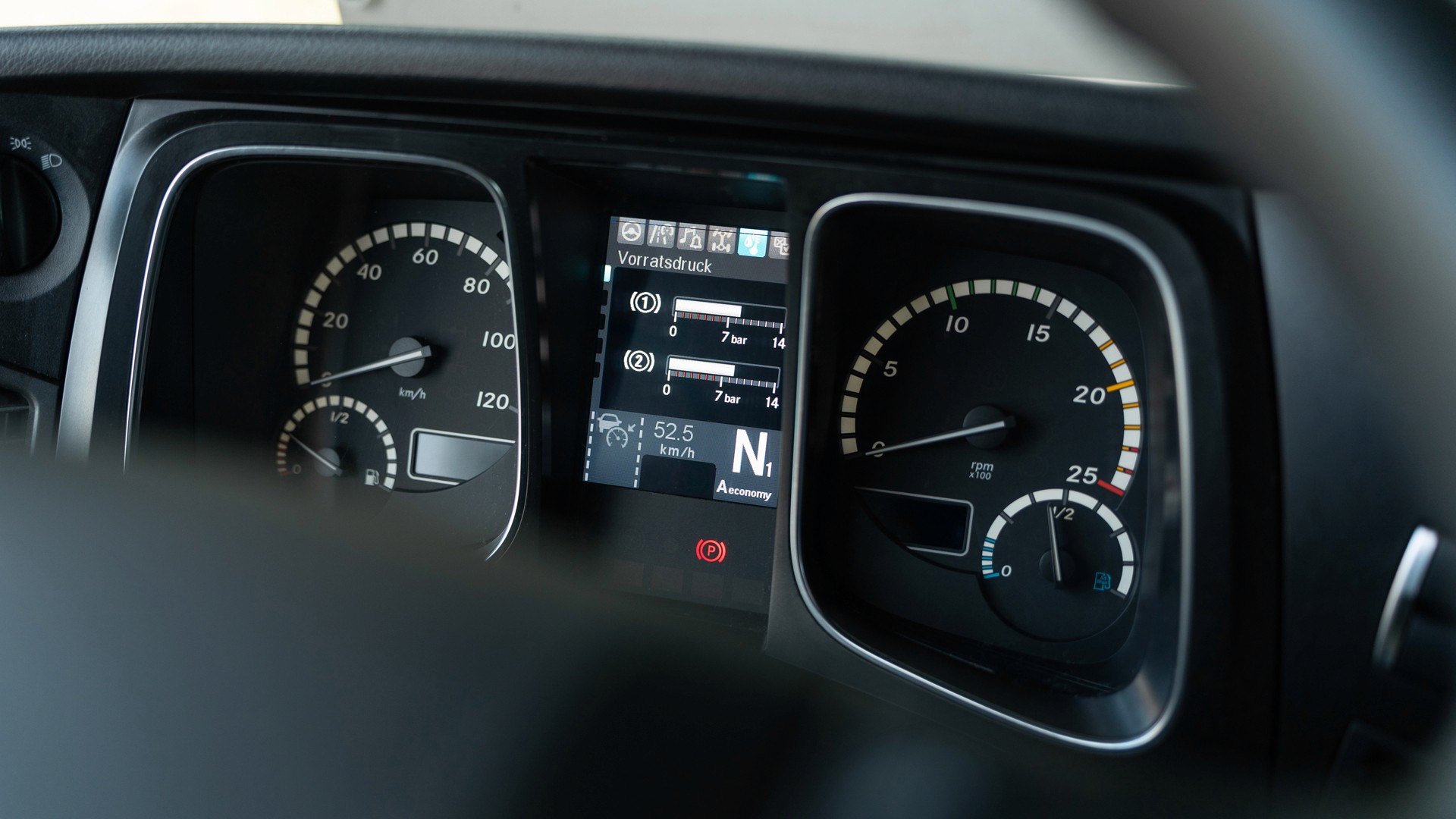 Cockpit des Mercedes Actros 1842 – moderne LKW-Technik für die Ausbildung Klasse C und CE.