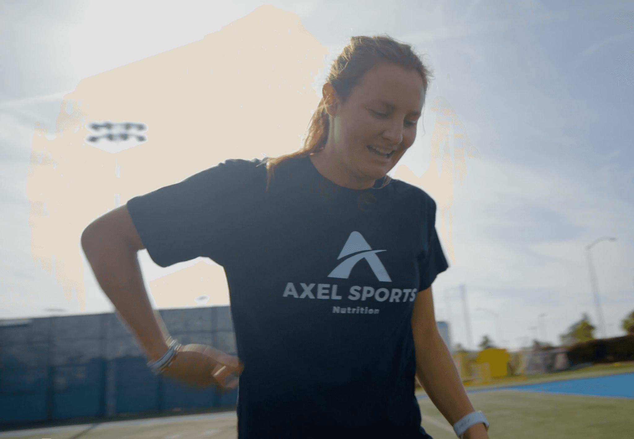Person stand in front of a red sports oldtimer