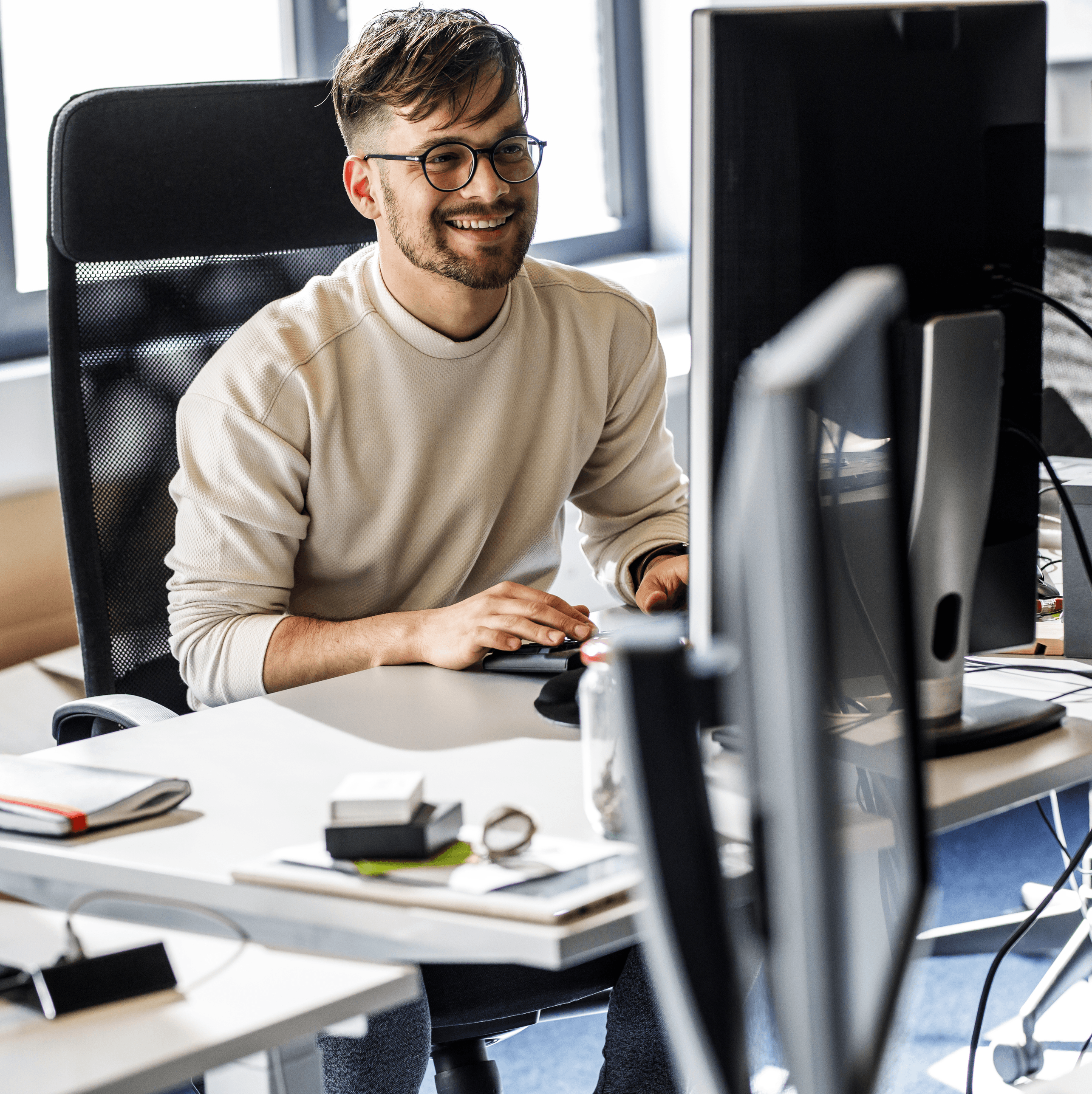 informatiker-entwickelt-software