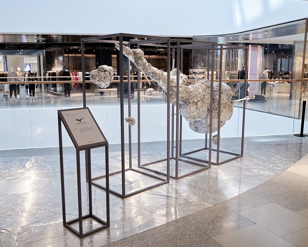 미즈노 언어펙티드 더현대 서울 완성 설치 전경, 추상 조형물과 철 프레임 좌대 / Mizuno Unaffected installation at The Hyundai Seoul, abstract sculpture with steel frame pedestals