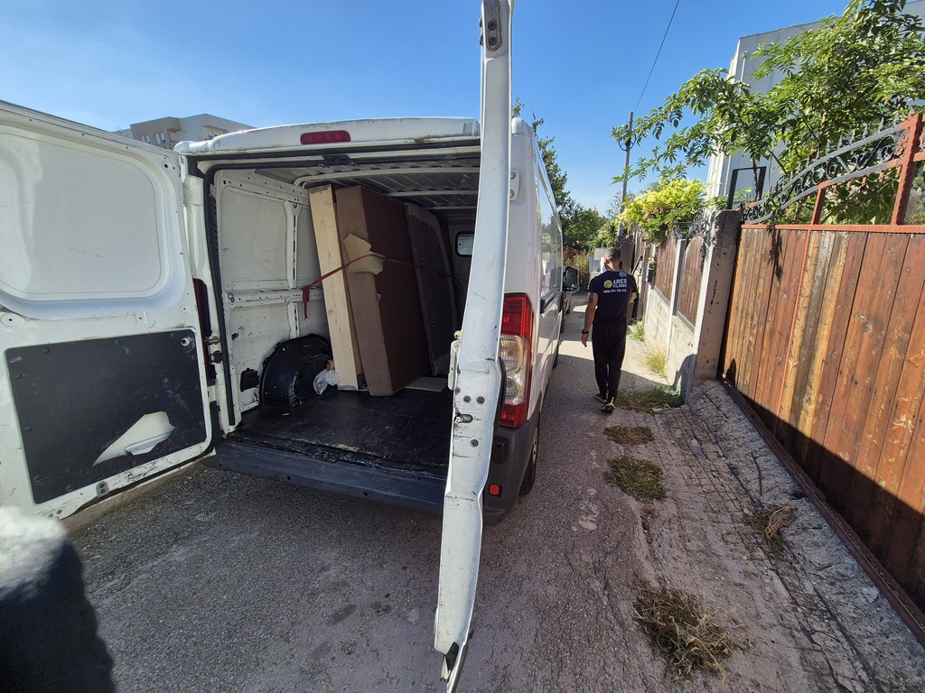 Utovar nameštaja u kombi vozilo – Ares Selidbe Voždovac, profesionalna usluga preseljenja stanova i kuća