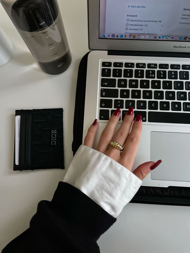 Celebrity arrival scene