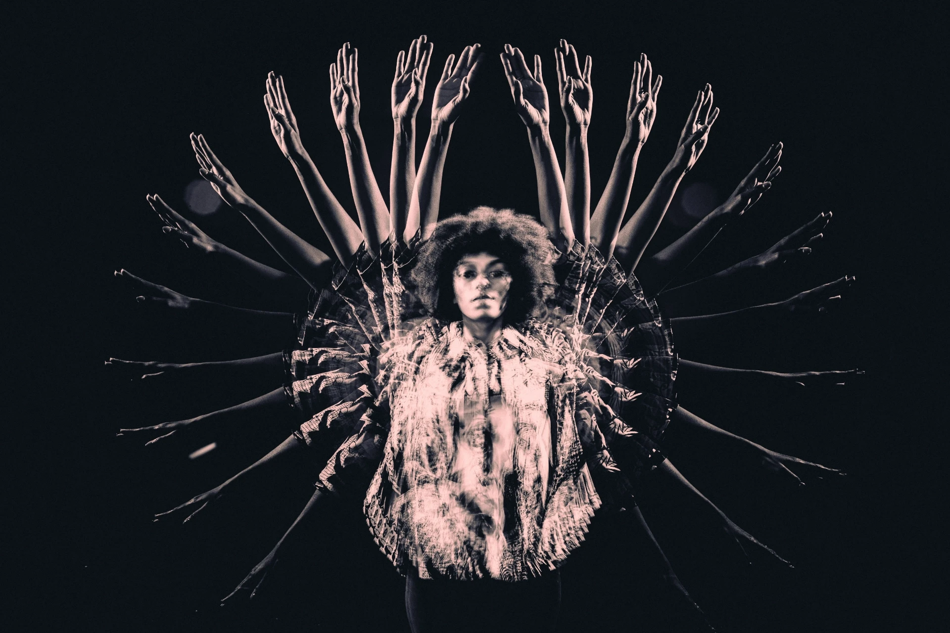 Überlagerte Silhouette einer Person mit vielfach ausgebreiteten Armen vor dunklem Hintergrund – visuelle Metapher für Teamarbeit, Vielfalt und gemeinsame Ausrichtung.