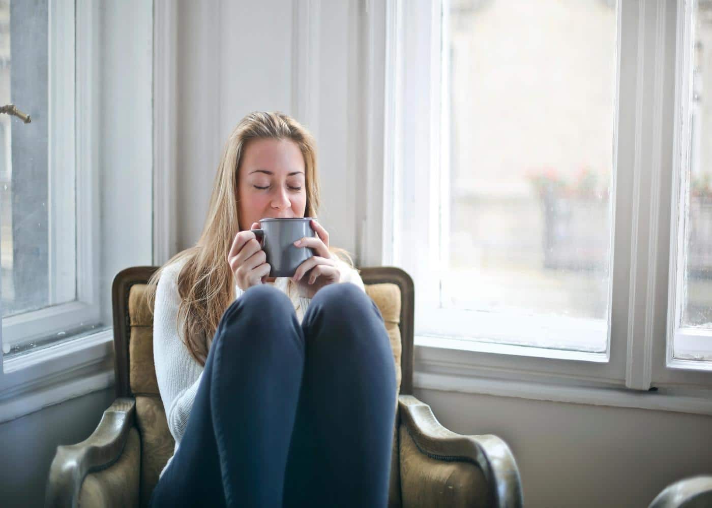 Good resting heart rate for women - Woman sitting and drinking from a mug