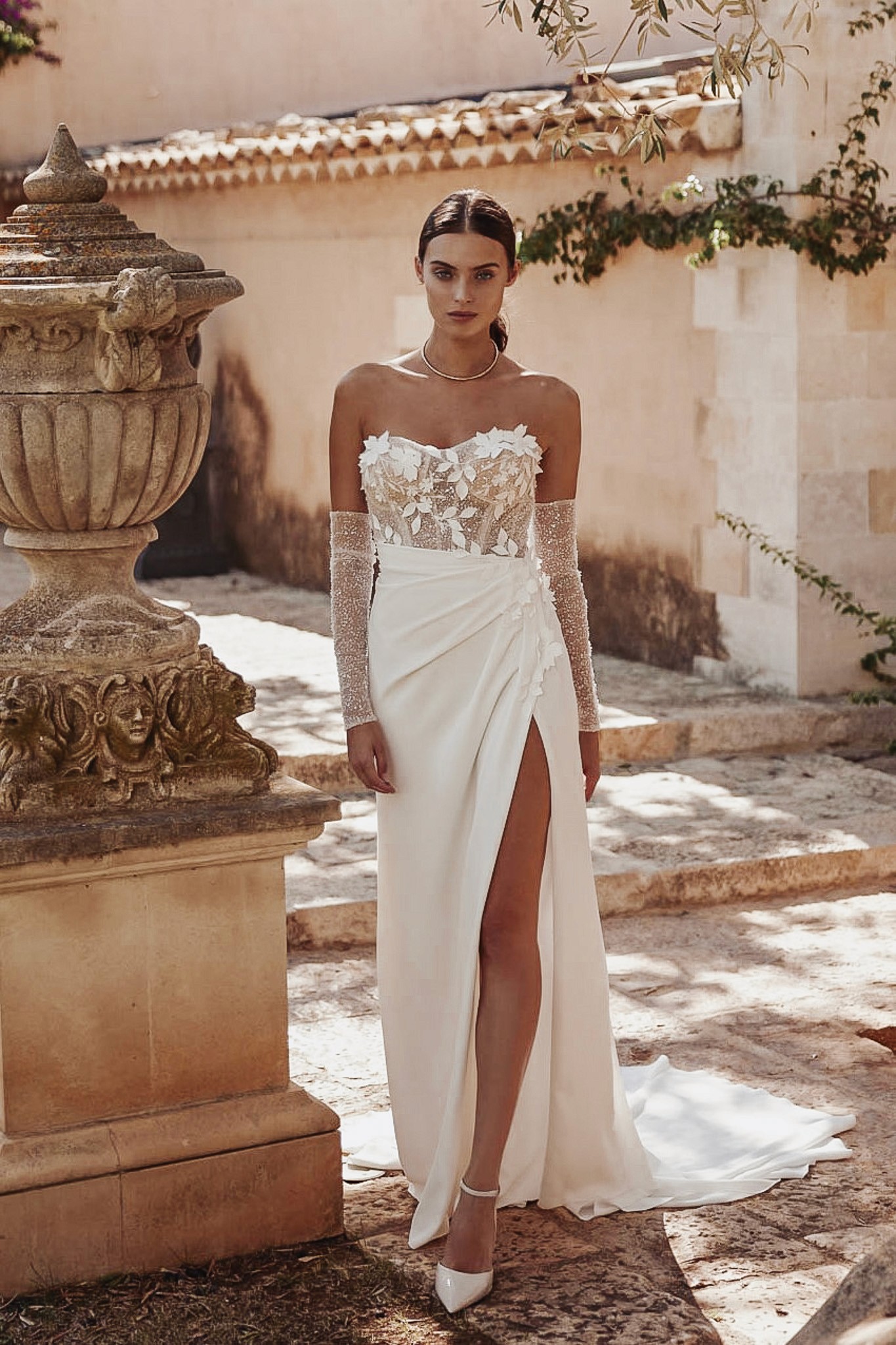 Schlichtes Brautkleid mit Corsage aus Blätterspitze und modernem Schlitz