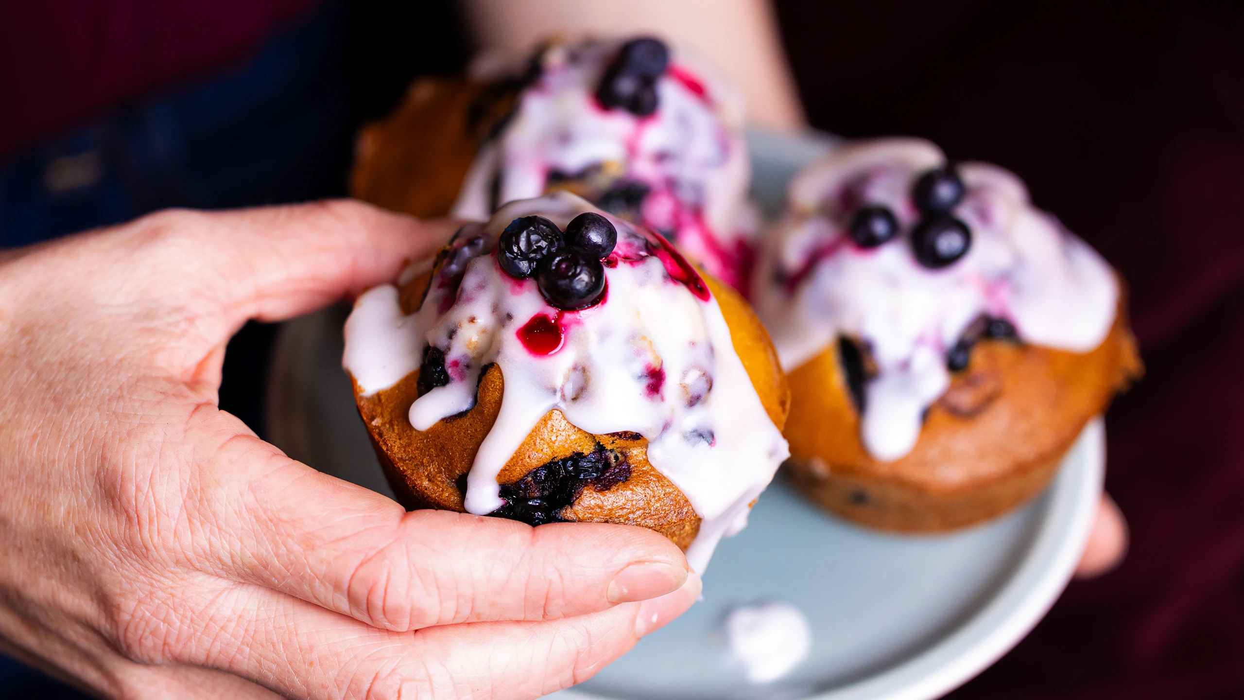 Muffin aux myrtilles avec glacage sur le dessus