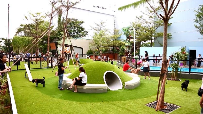 現代化機場候機室快閃店設計，金屬支架結構配以藍色球形藝術裝置，展現模組化商業空間佈局。 The pop-up store design in a modern airport waiting room features a metal support structure paired with blue spherical art installations, showcasing a modular commercial space layout.