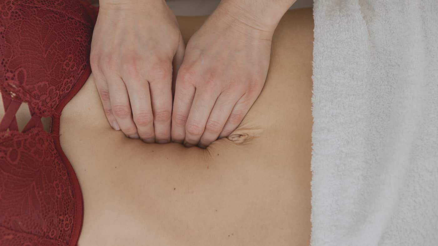 Femme en post partum qui consulte un professionnel pour savoir si elle a les symptômes d'un diastasis