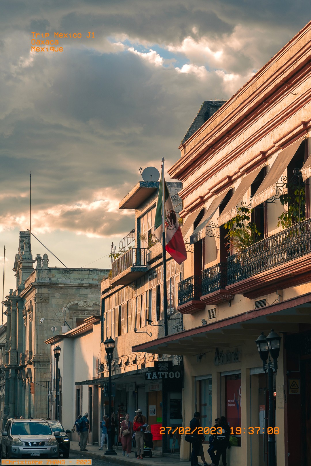 Ambiance dorée sur une rue animée de Oaxaca en fin de journée.
