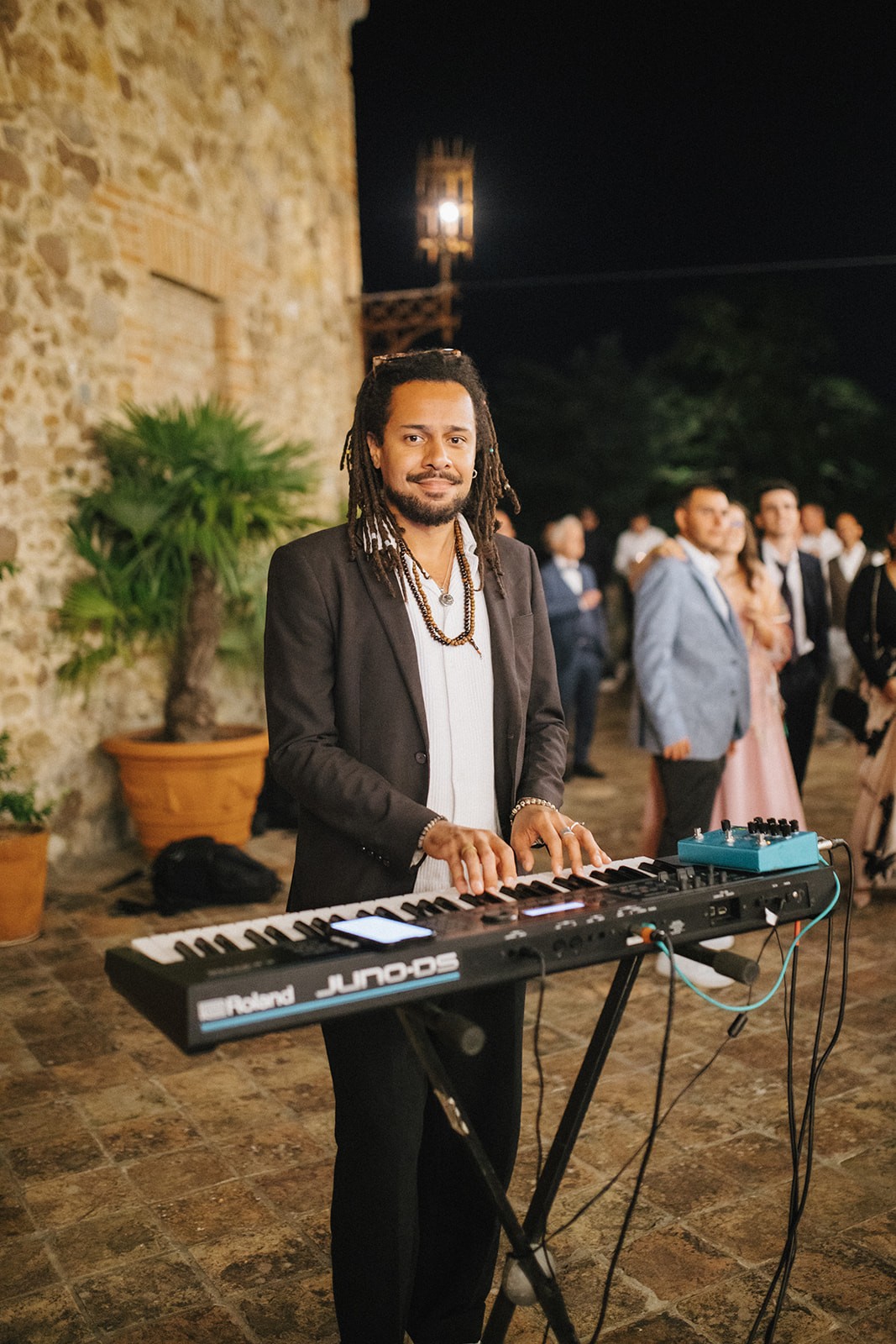 Gaël, pianiste de Montcoeur, jouant lors d’un mariage.