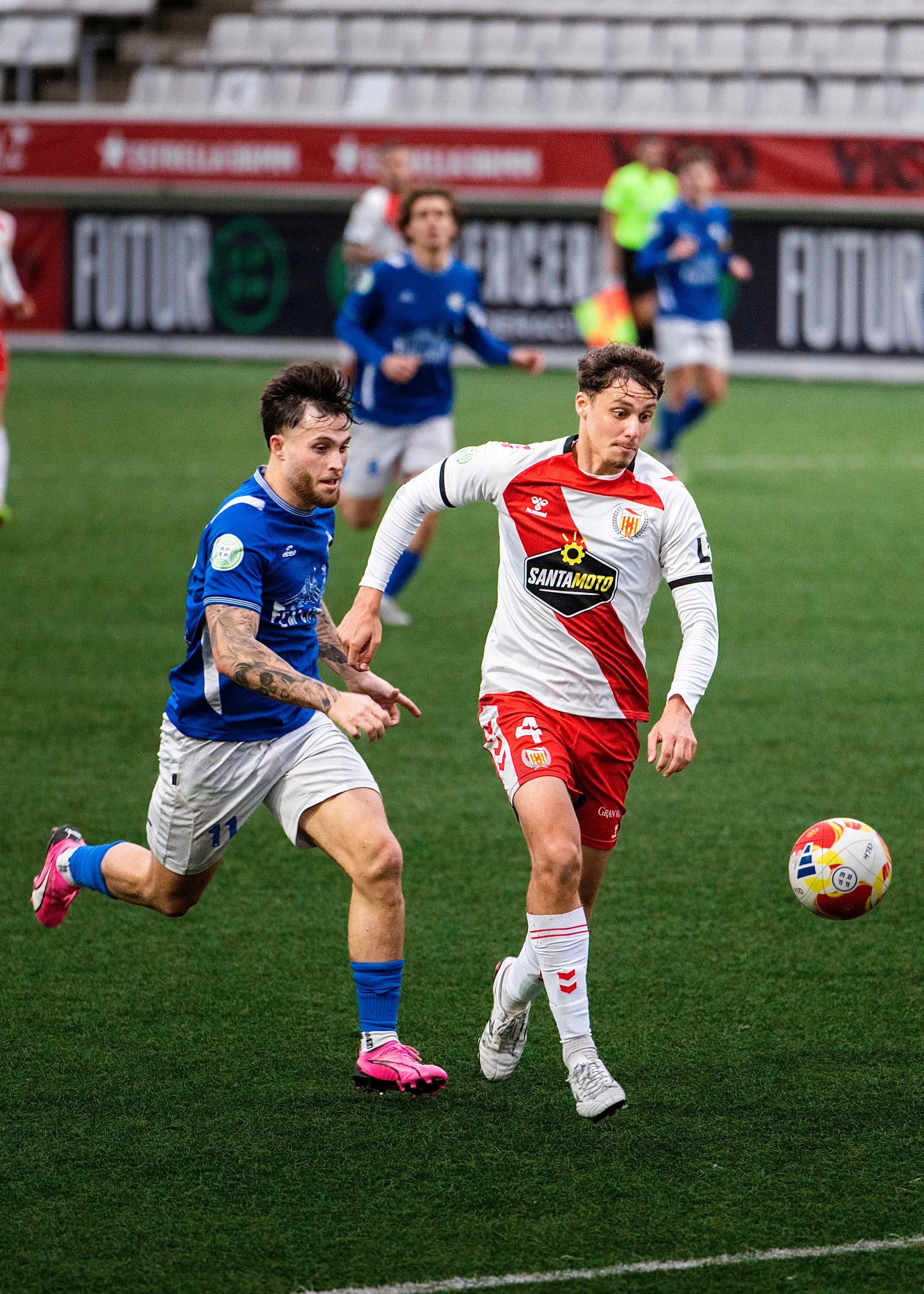Duelo aéreo entre jugadores del Hospitalet FC y Santa Coloma en el partido del 7 de marzo de 2026