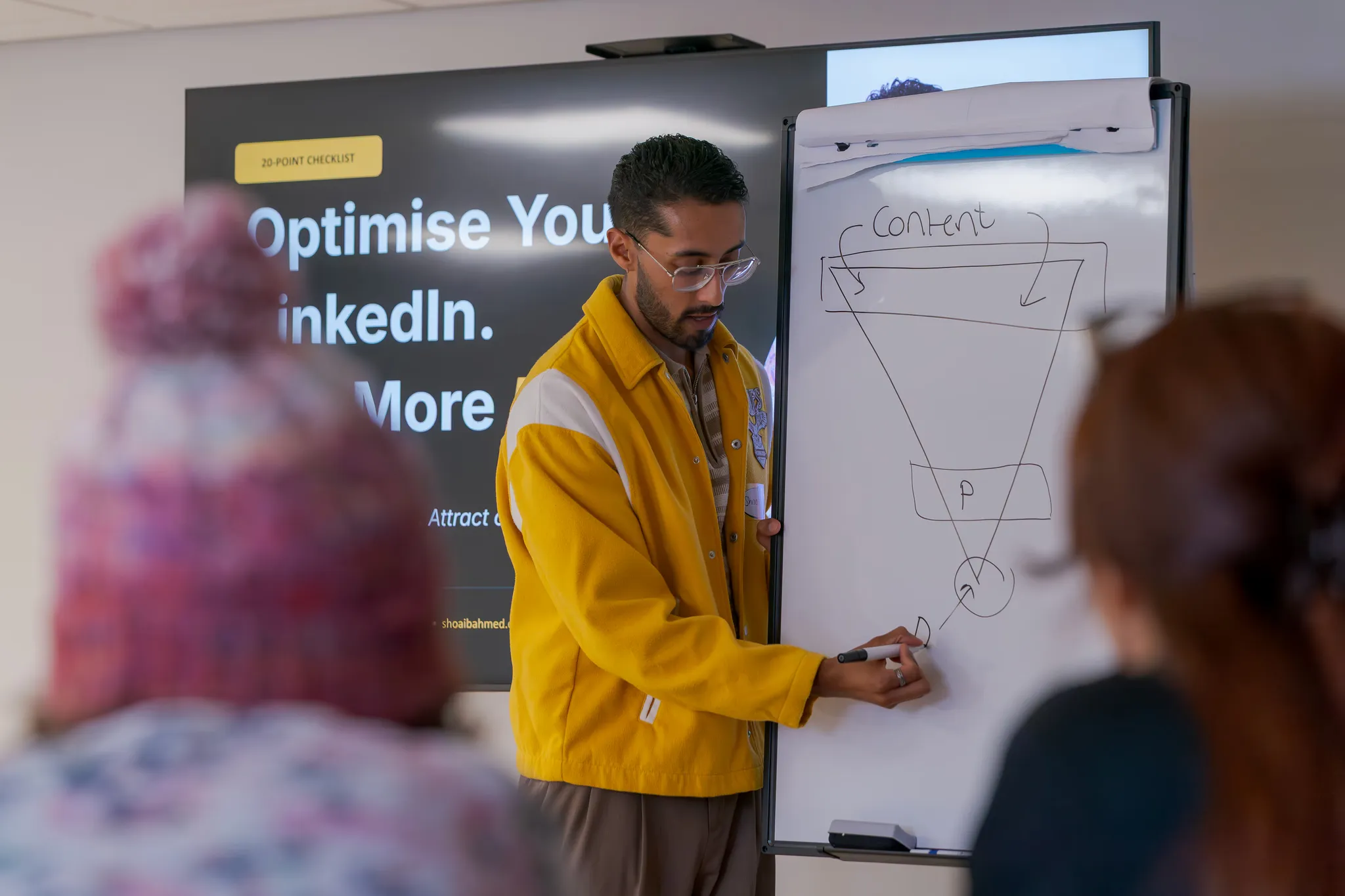 Shoaib Ahmed delivering 1:1 LinkedIn coaching