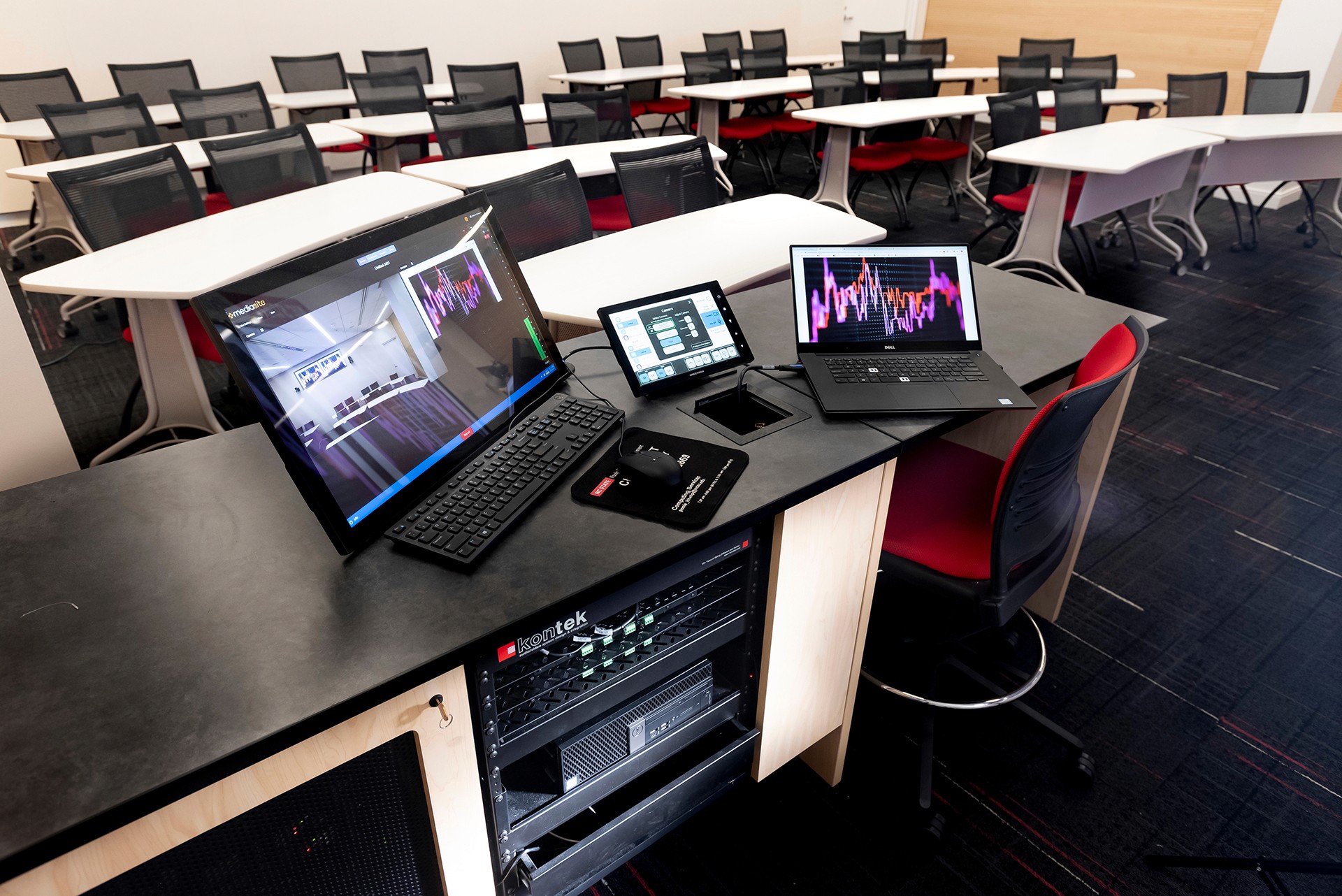 Kontek laptop in lecture room