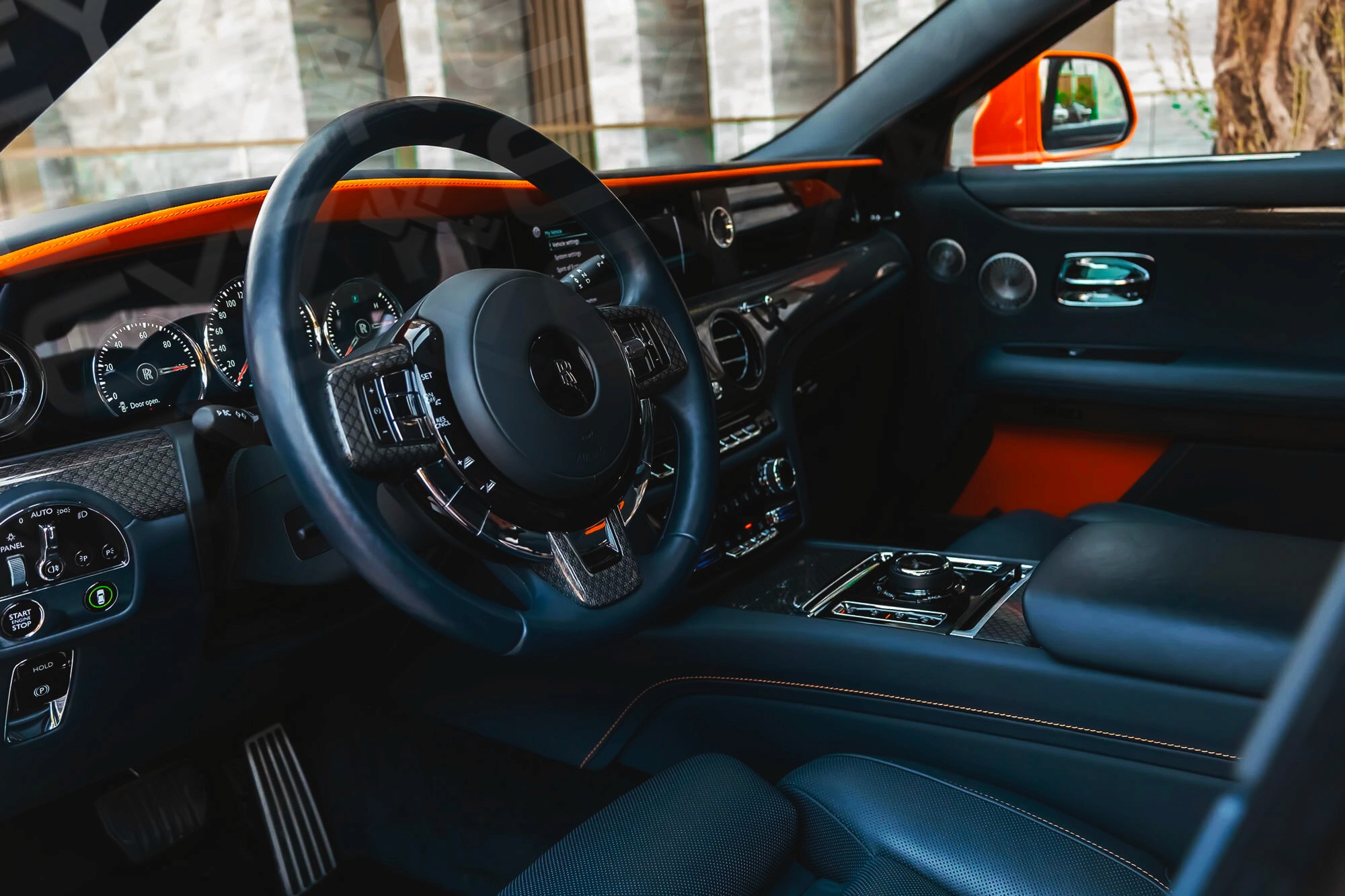 Vue interieur Rolls Royce Ghost black badge orange – Location voiture de luxe à Dubaï | Keyz Rent