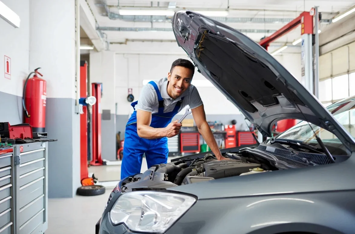 Inspection mécanique automobile en atelier : le moment où la voiture ne peut plus mentir. Analyse professionnelle du moteur pour détecter les défauts cachés avant l’achat.