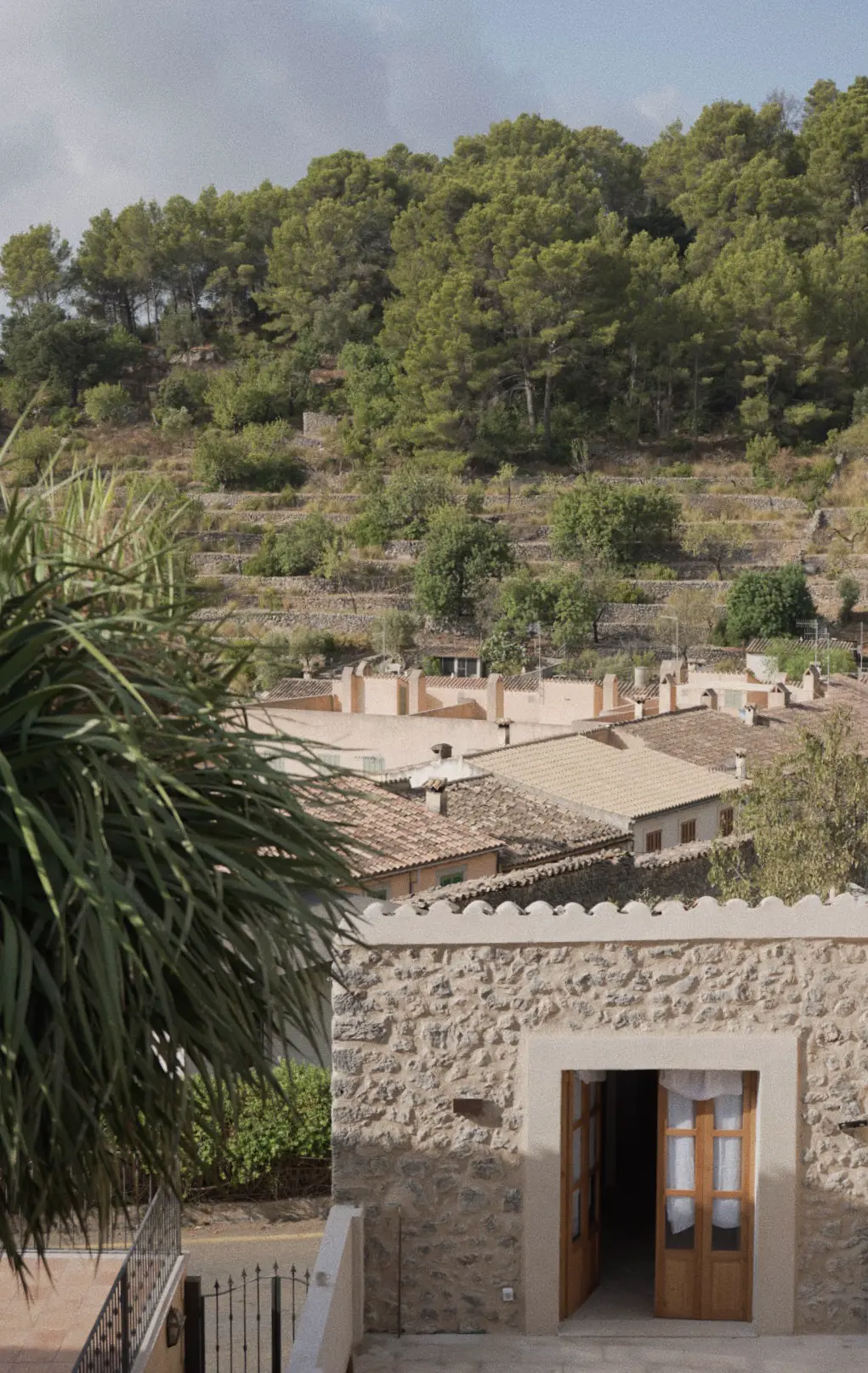 casa de piedra en fondo arbolado
