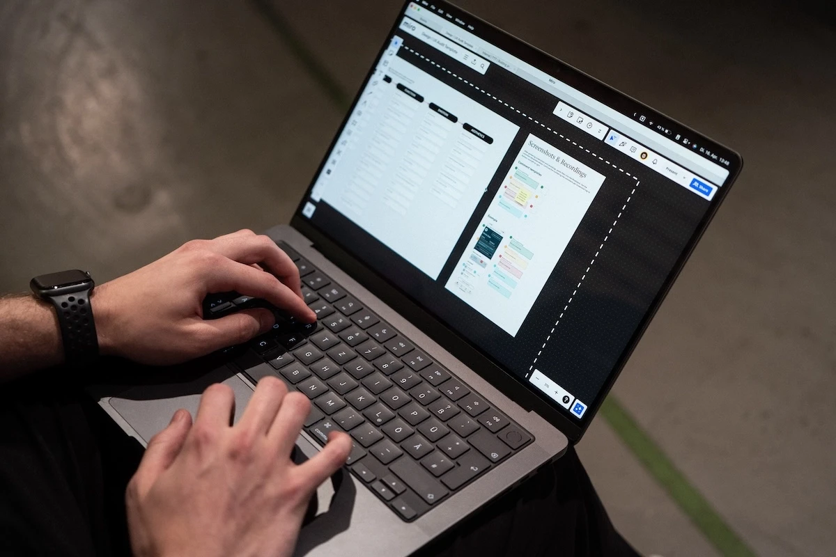 Person arbeitet am Laptop und nutzt virtuelle Whiteboards