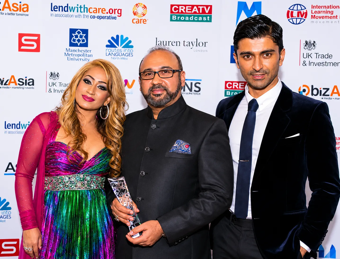 Mediareach Team at Asian Media Awards 2013 receiving campaign of the year award