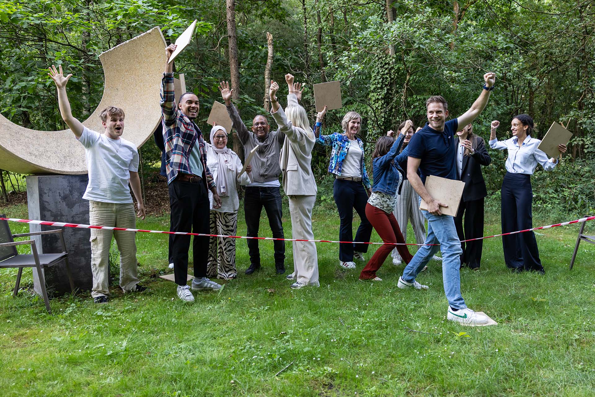 Groep juichende mensen buiten
