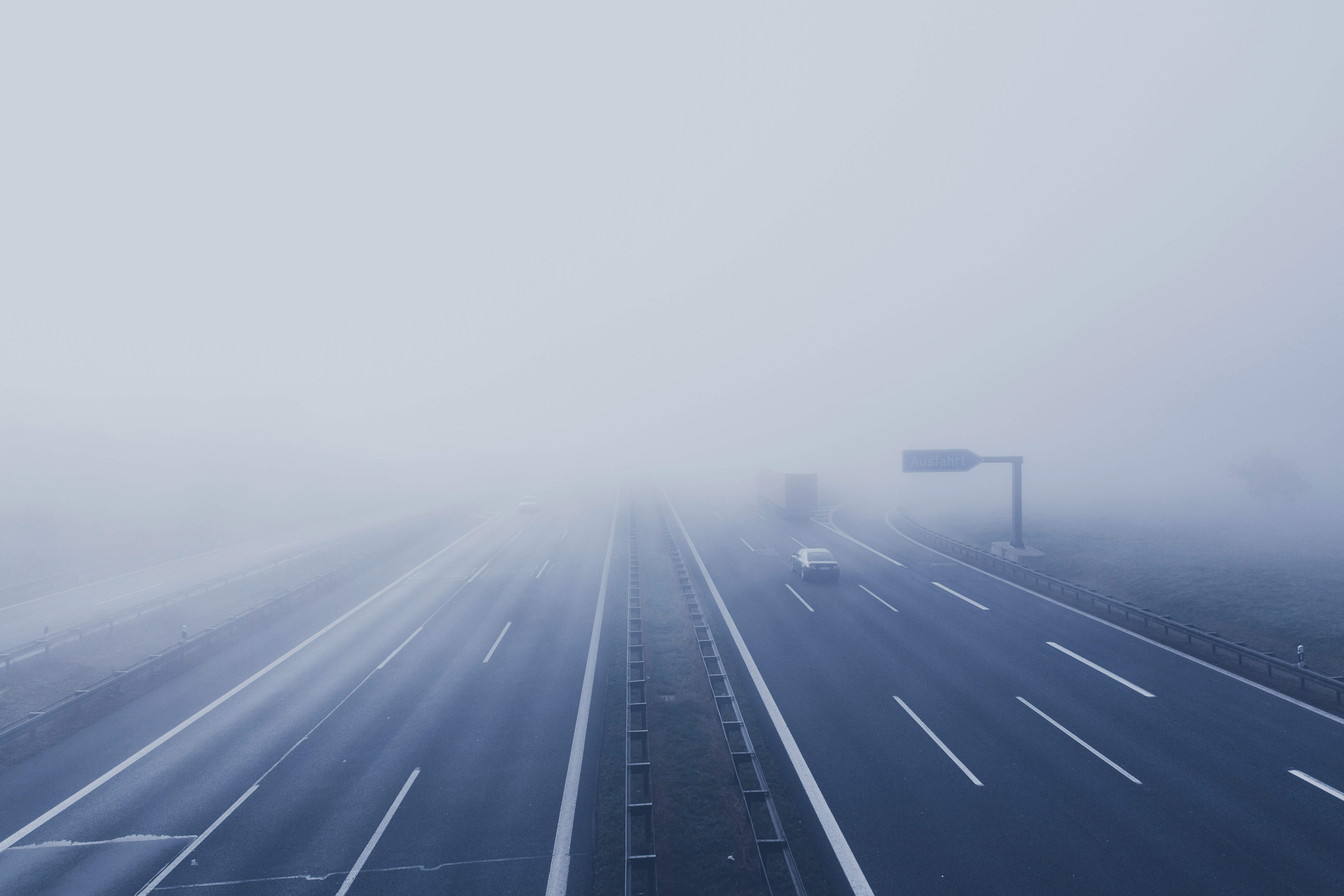 Ausschreibungsstopp bei der Autobahn? Autobahn im Nebel