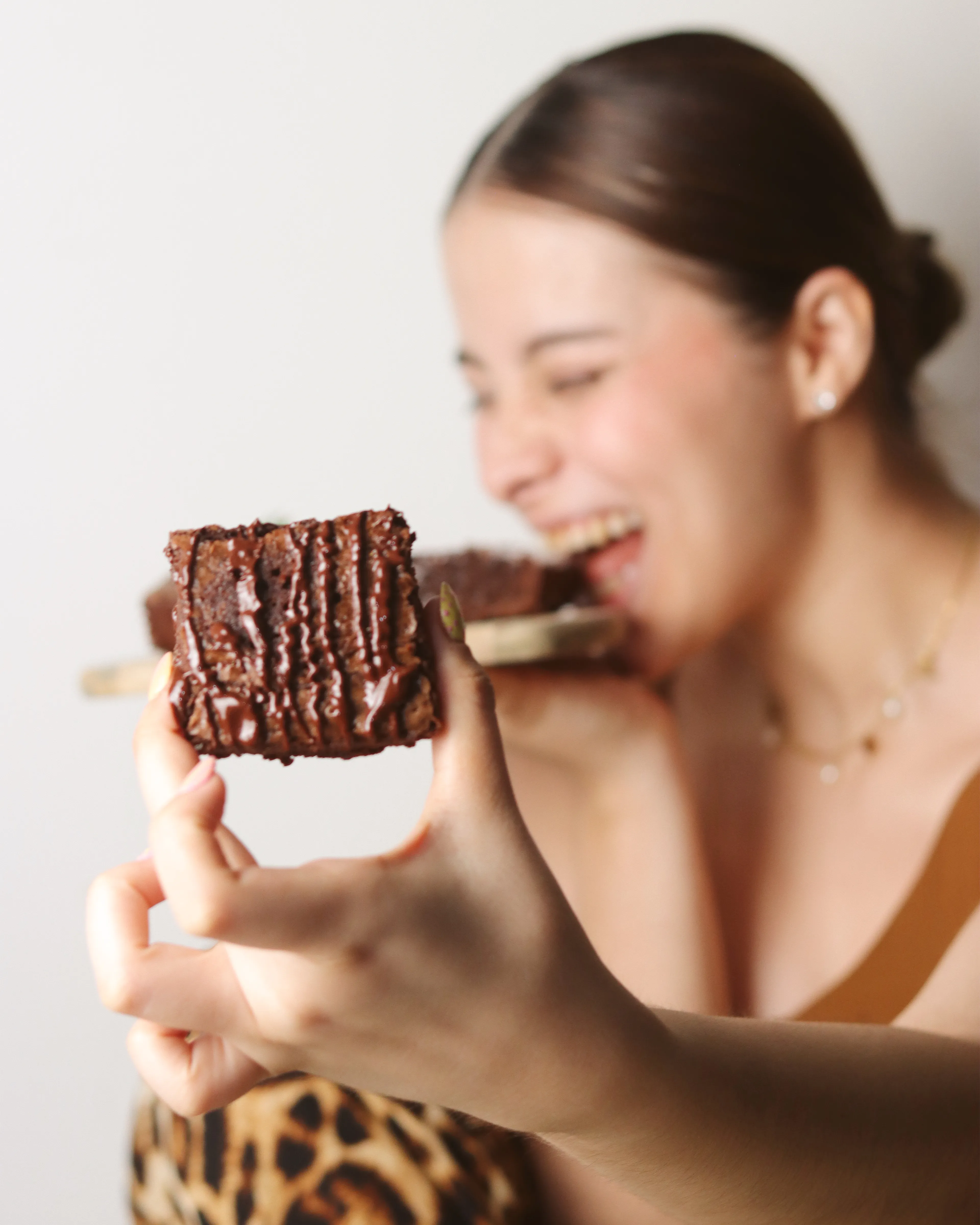 Mujer disfrutando un brownie artesanal