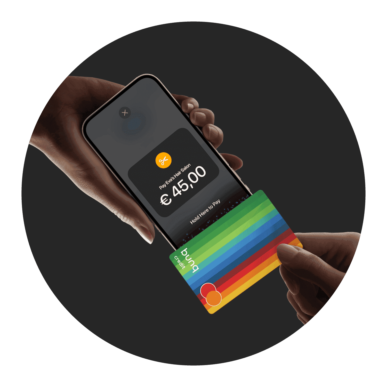 Een hand houdt een smartphone vast met een betalingsscherm, terwijl een andere hand een kaart aanbiedt voor contactloos betalen.