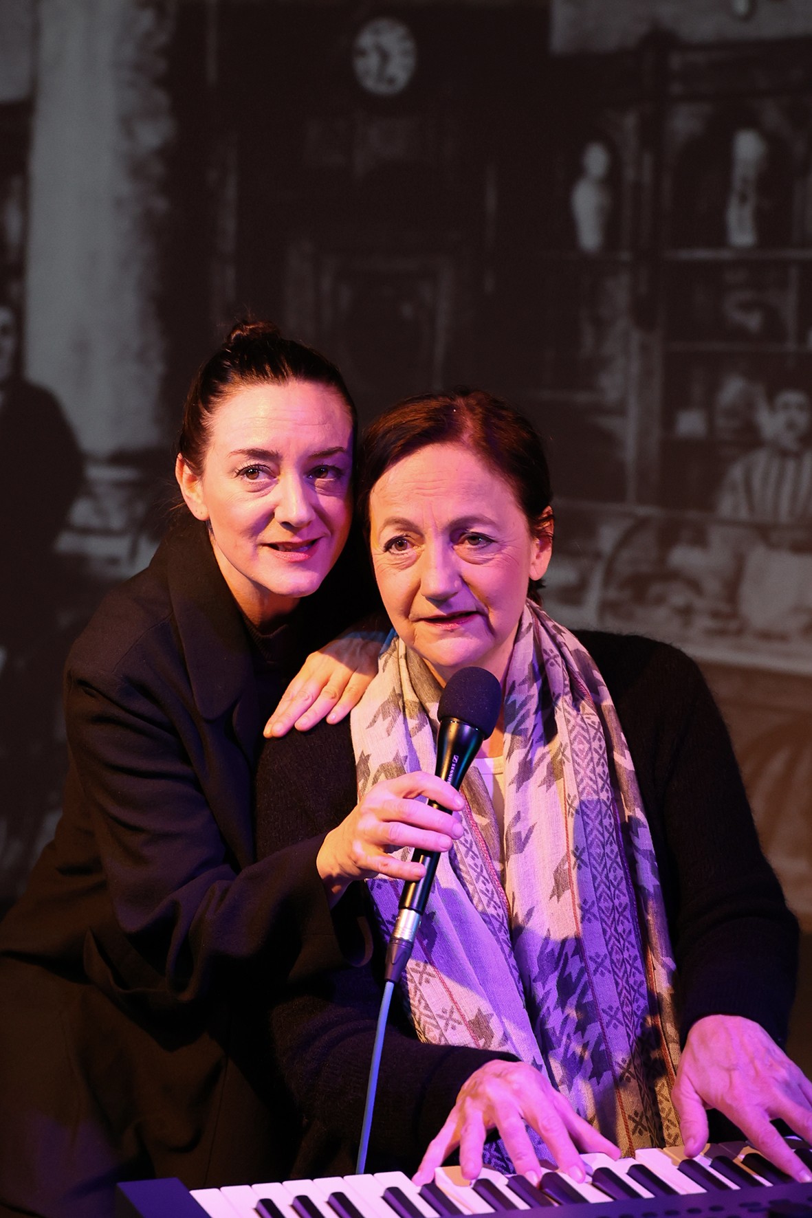 Anja Bube und Gesine Keller in "50 Jahr blondes Haar"