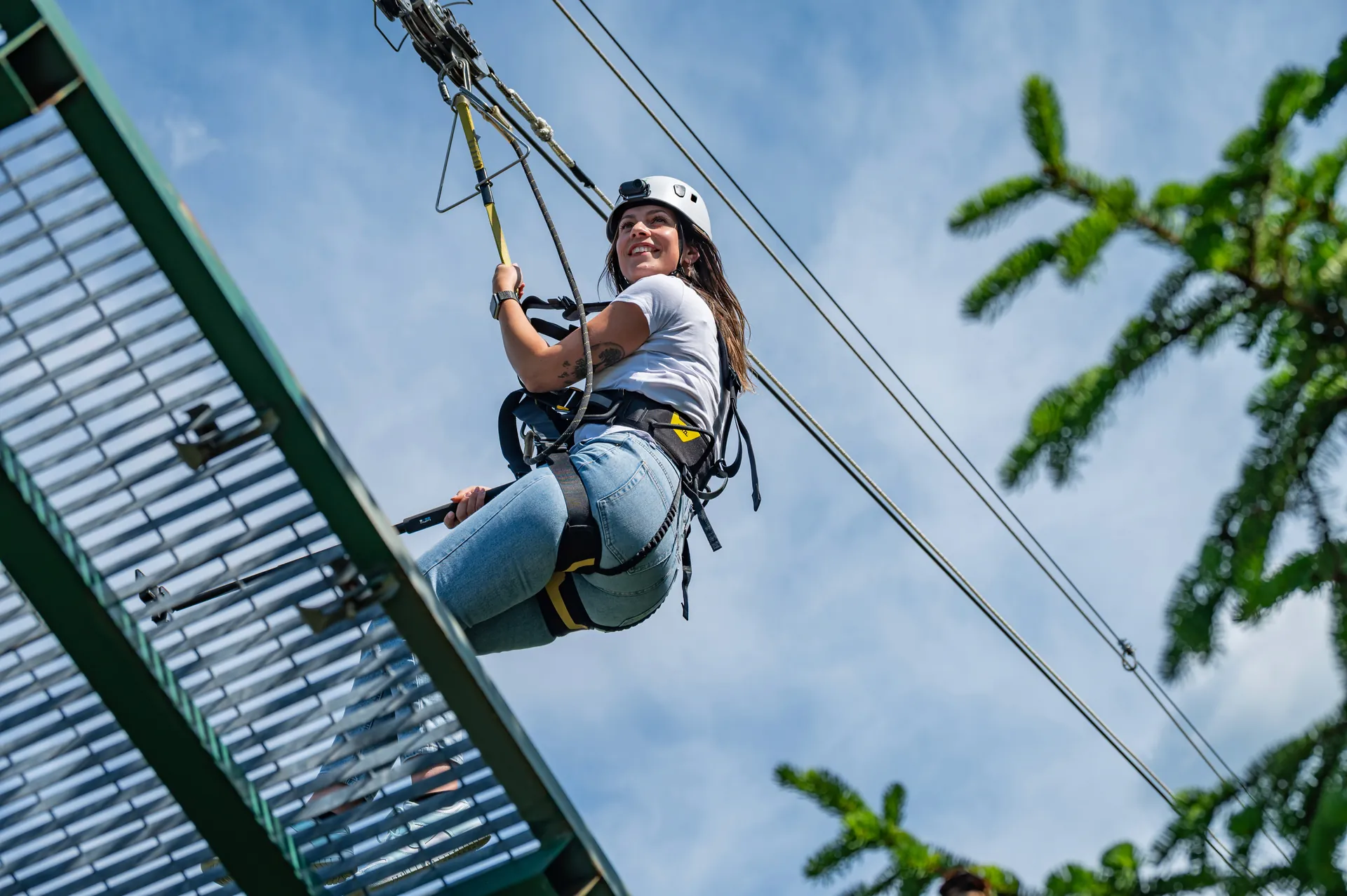Donna in partenza sulla zipline dalla piattaforma
