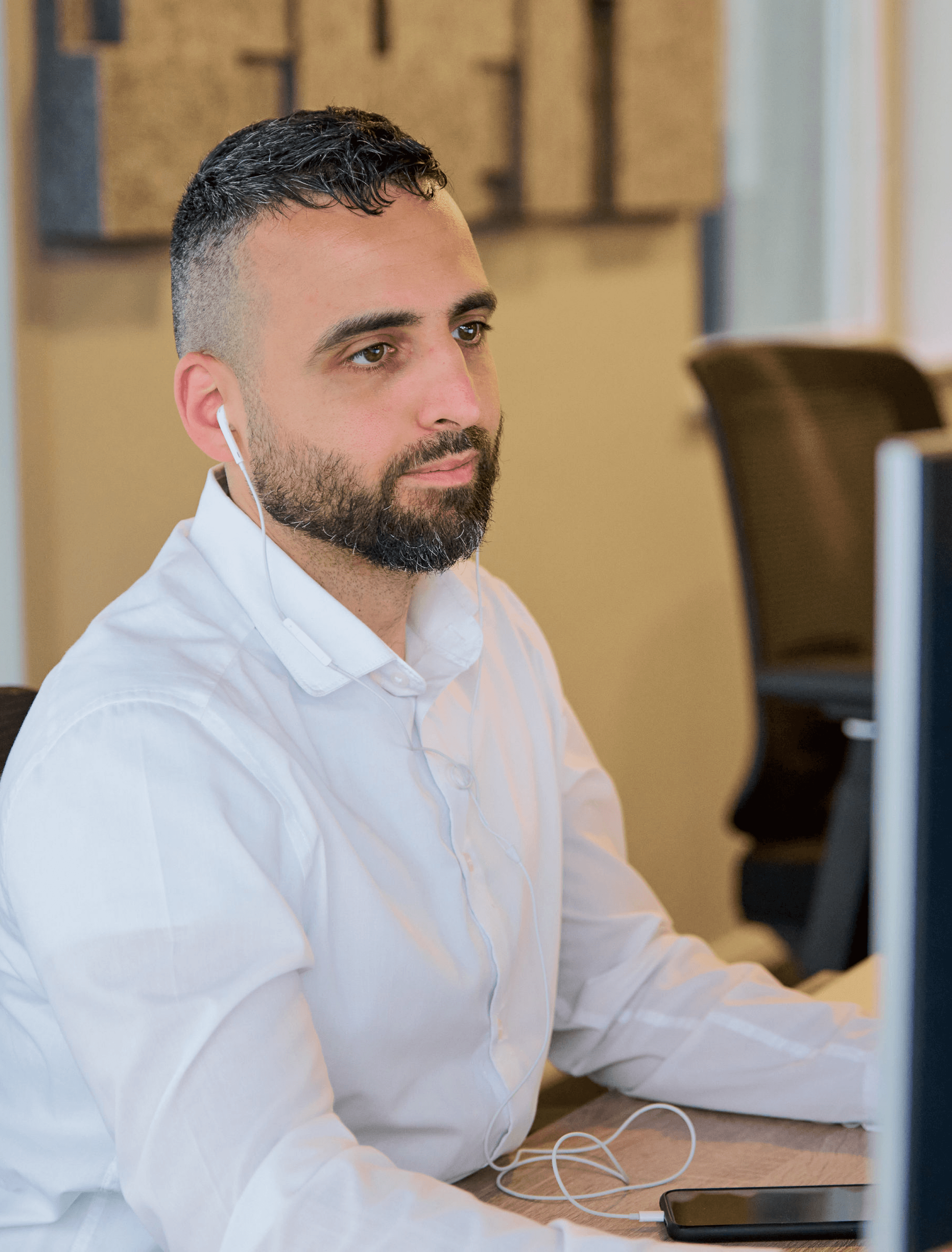 Medewerker aan het werk met oortjes in