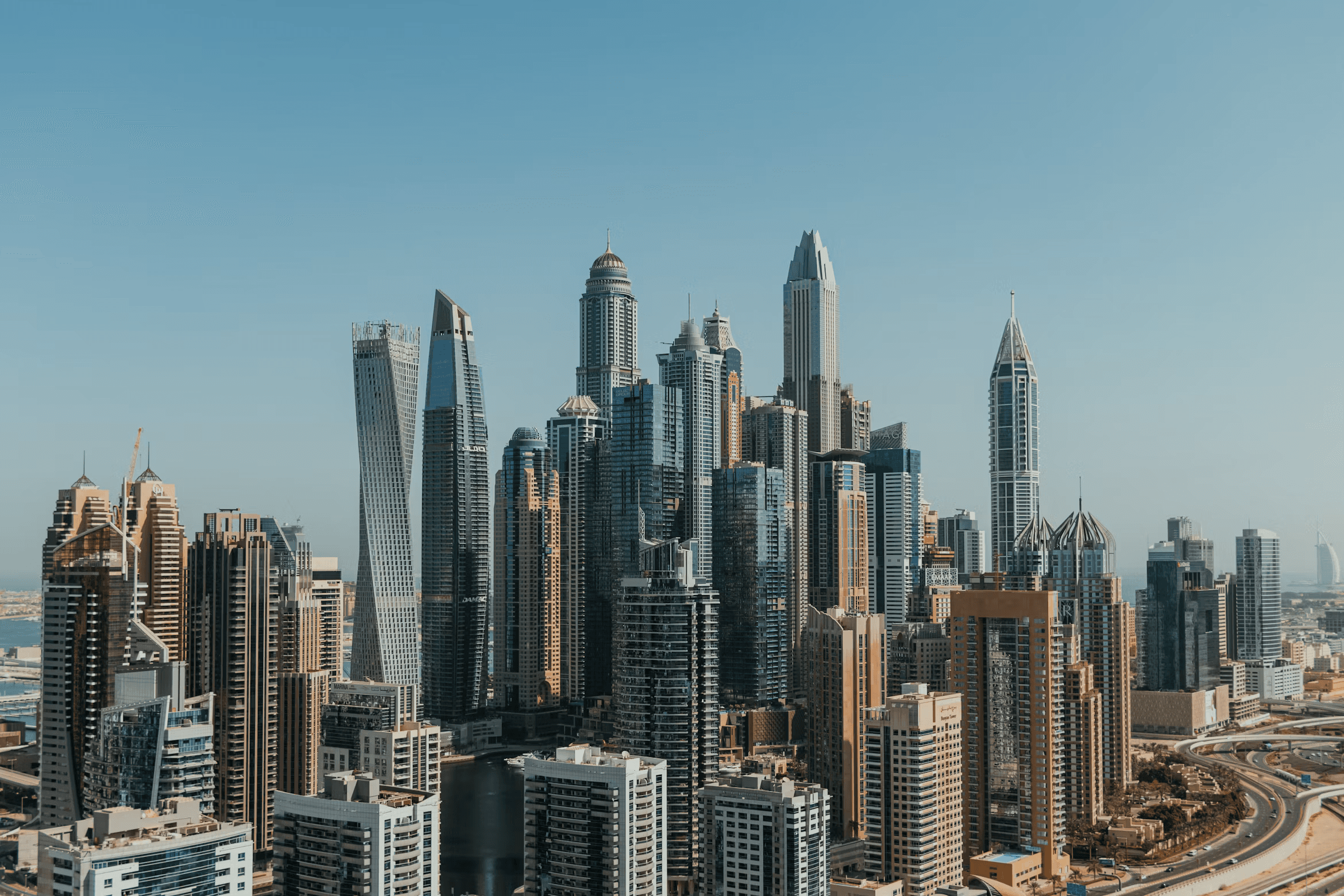 Dubai Skyline mit Burj Khalifa in der Abenddämmerung