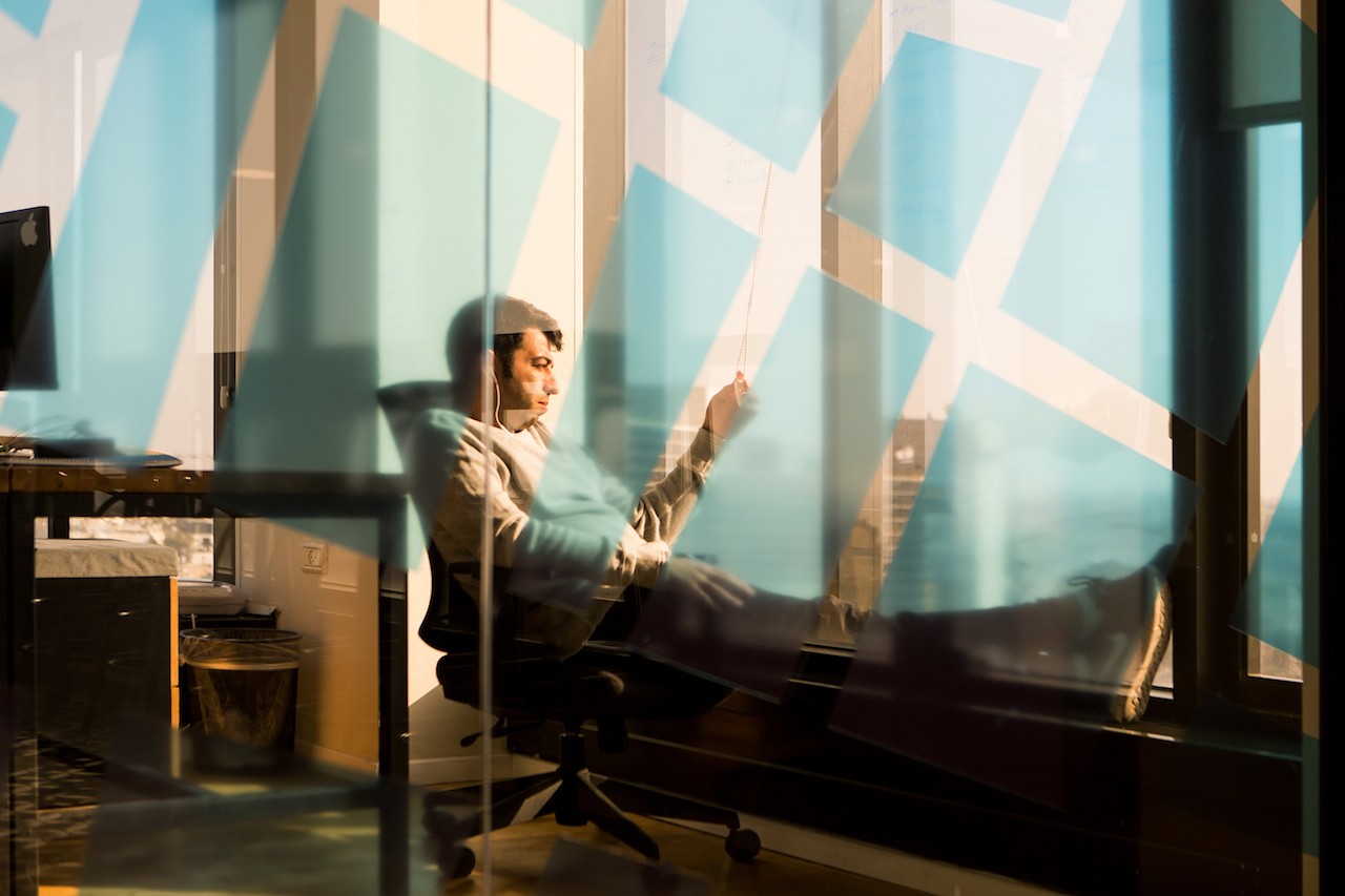 פרט נגרות: בר ישיבה מעוגל מעץ אלון טבעי – שילוב של תכנון תעשייתי ועיצוב פנים פונקציונלי